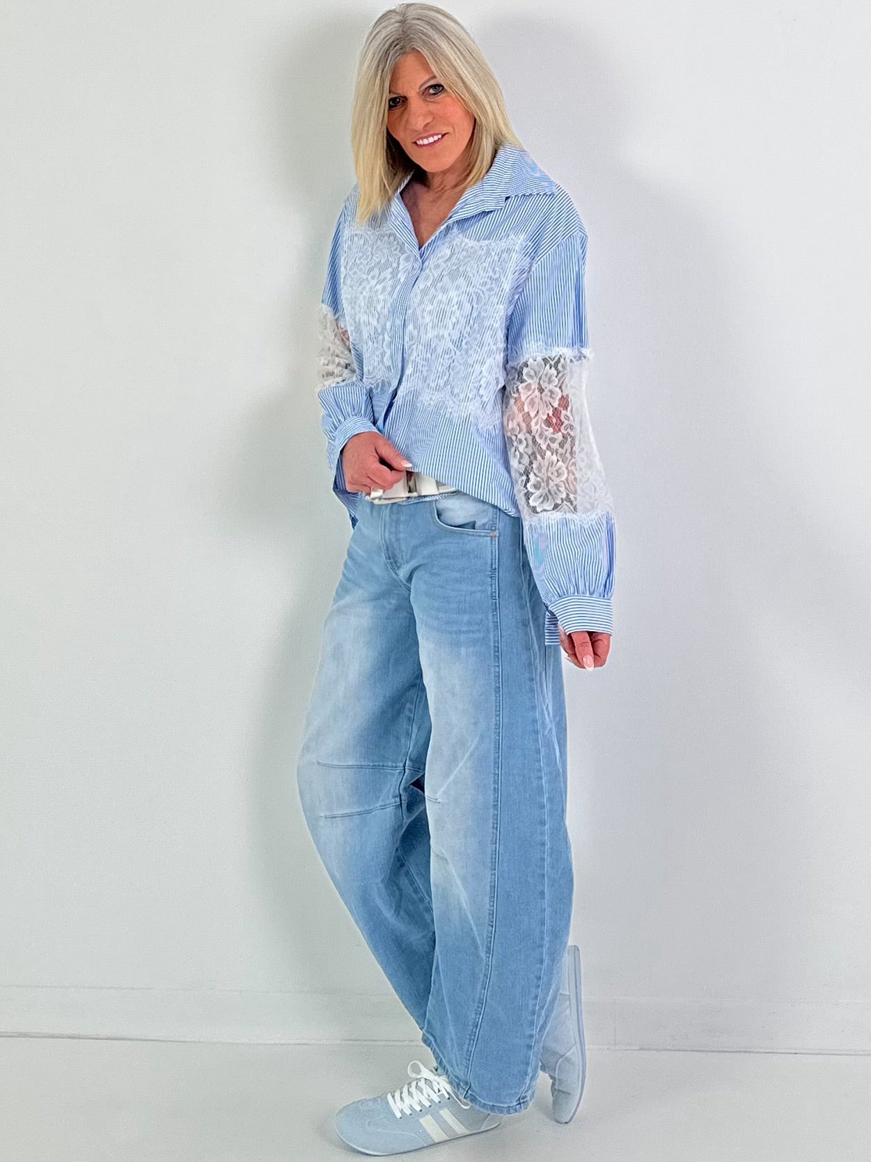 Bluse mit Spitzeneinsätzen - hellblau