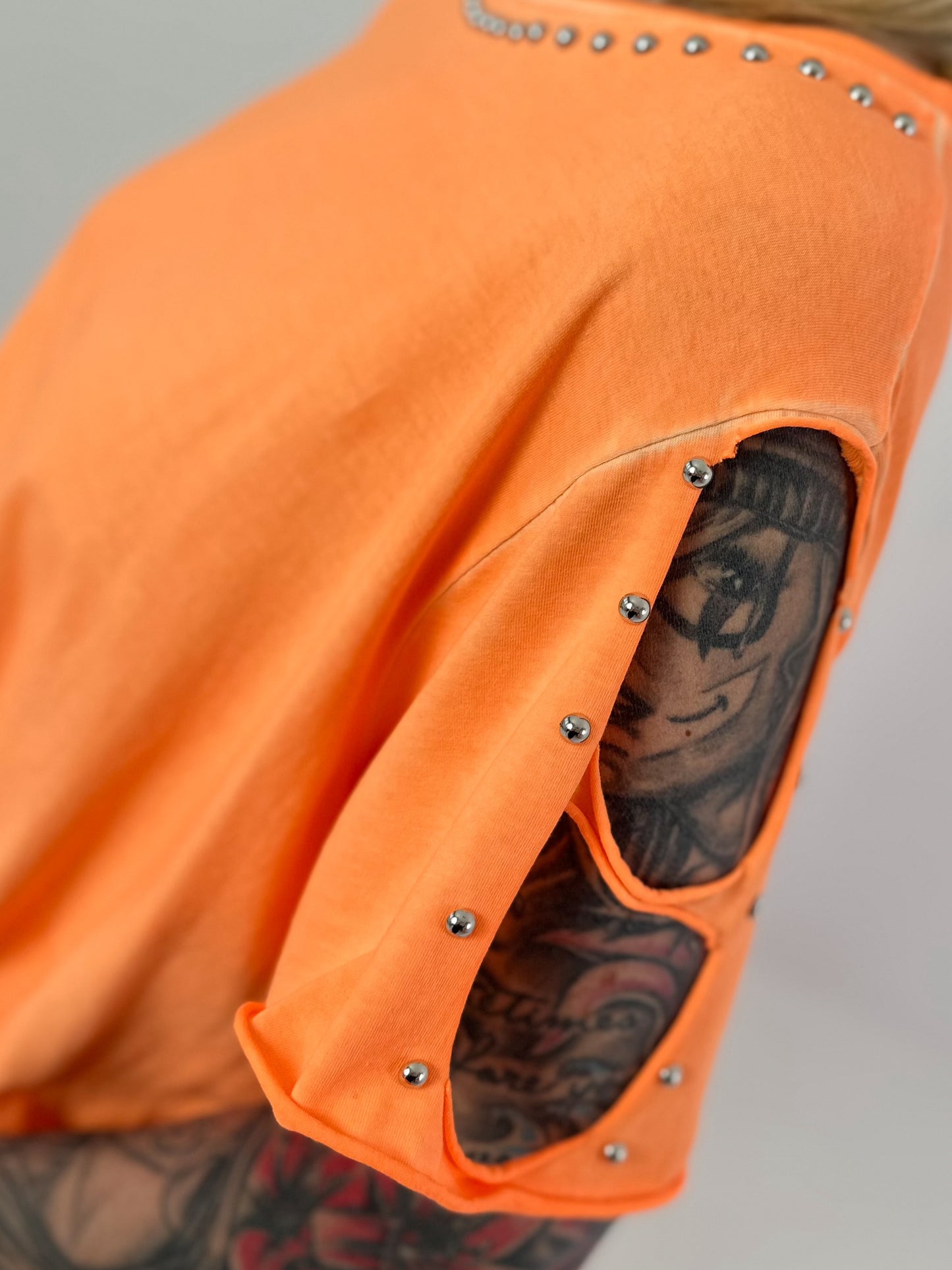 Shirt mit Nieten und Cut-Outs - neonorange