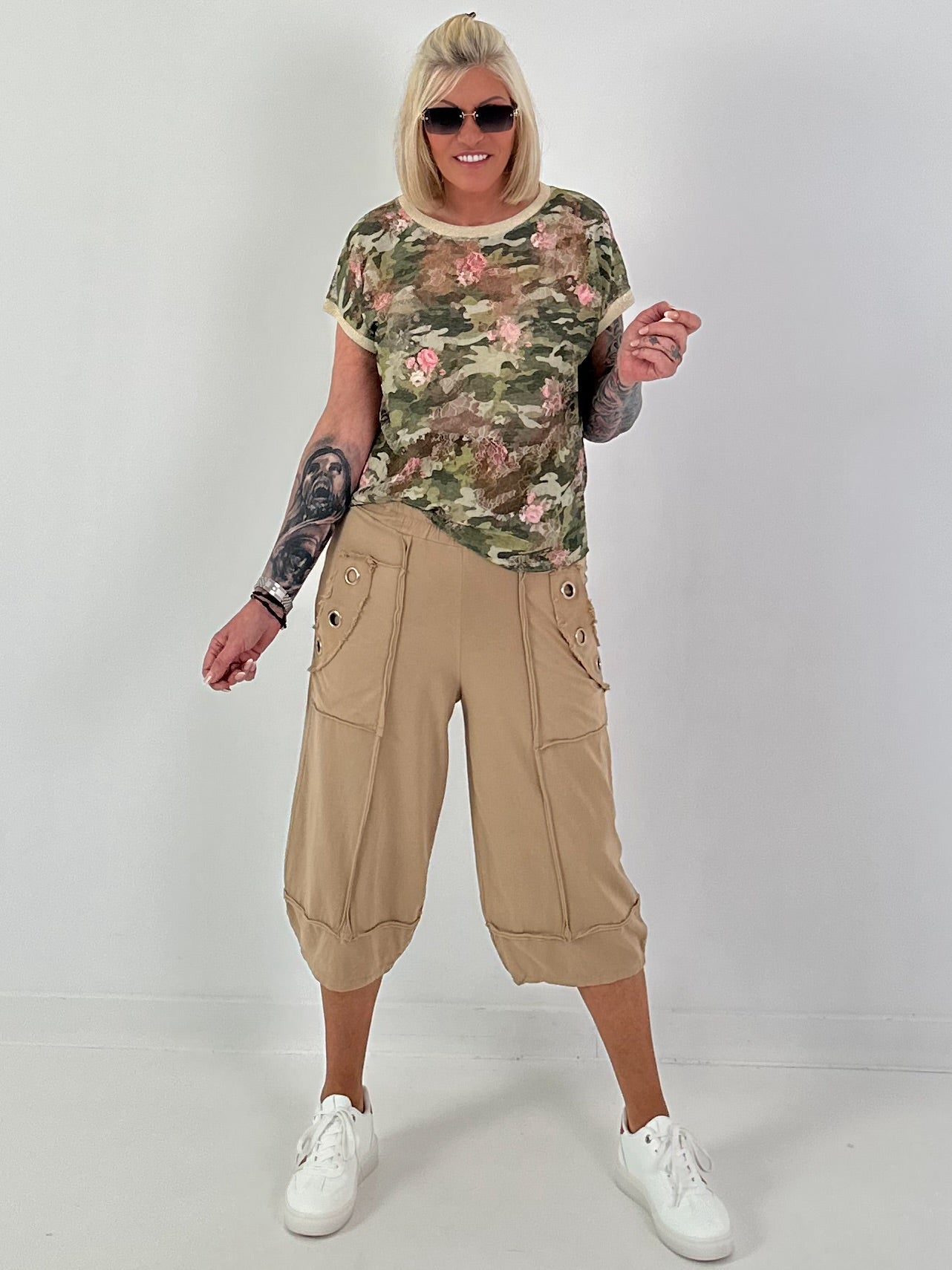 Casual sweatpants with eyelet details - sand