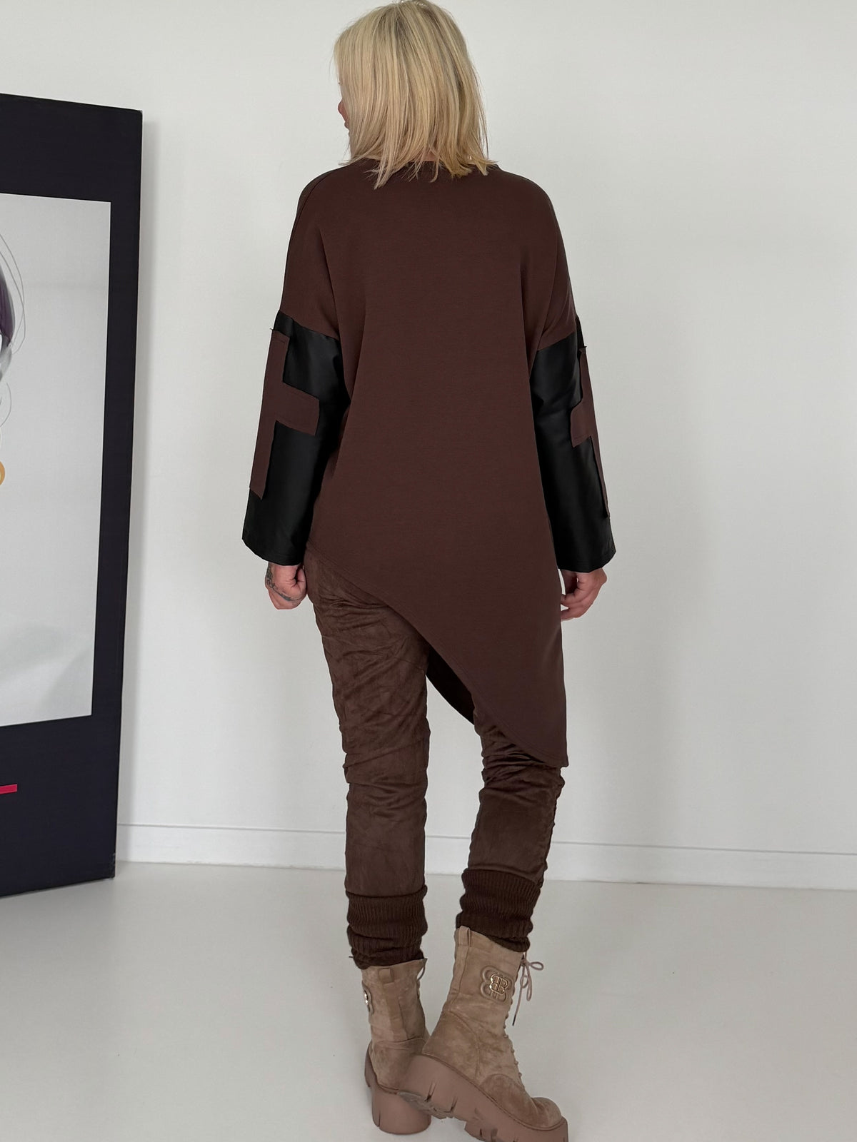 Asymmetrischer Sweater mit Kreuz- und Lederoptik-Details - mokka