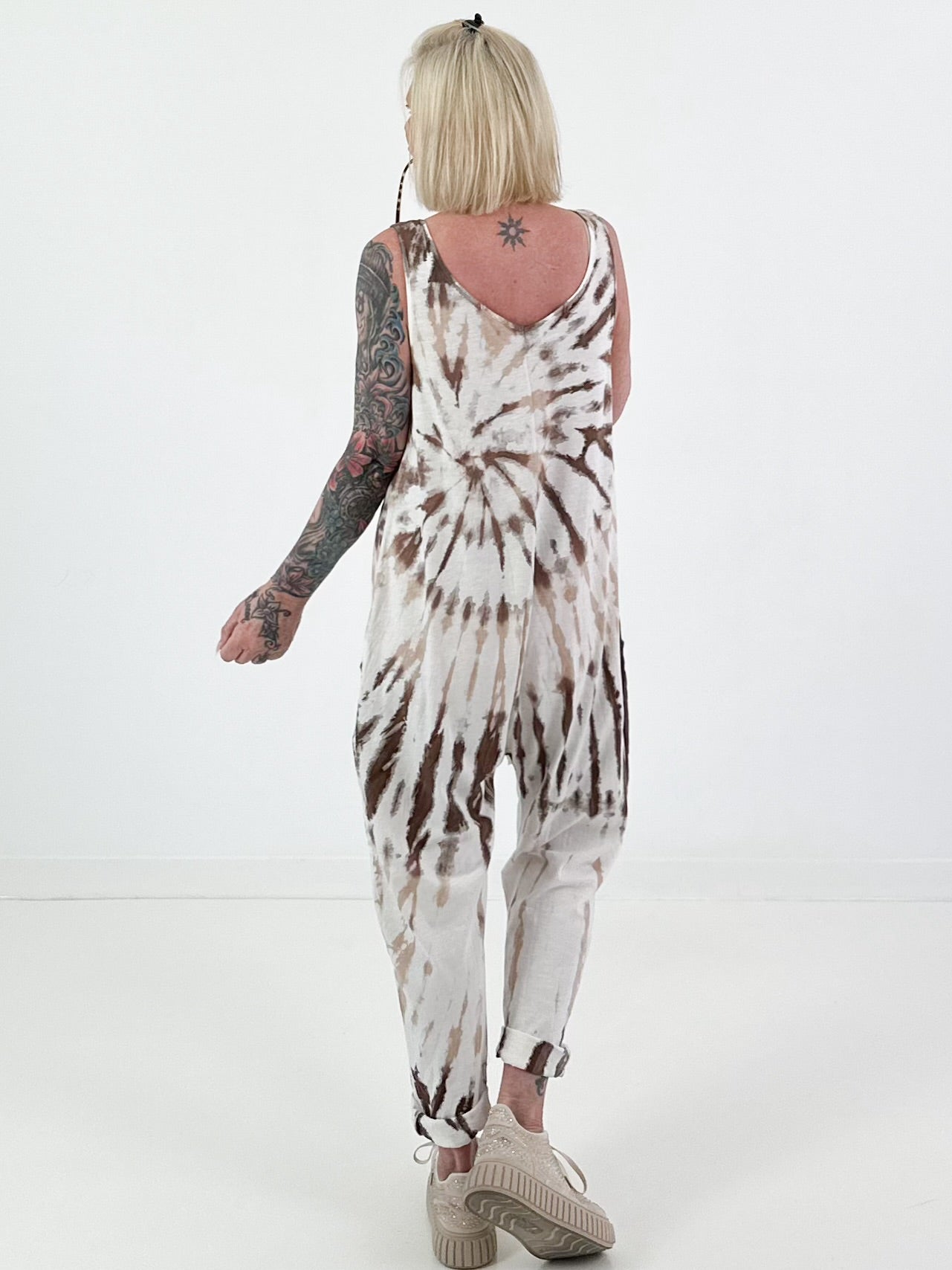 Jumpsuit mit Batikmuster - weiss-beige-dunkelbraun