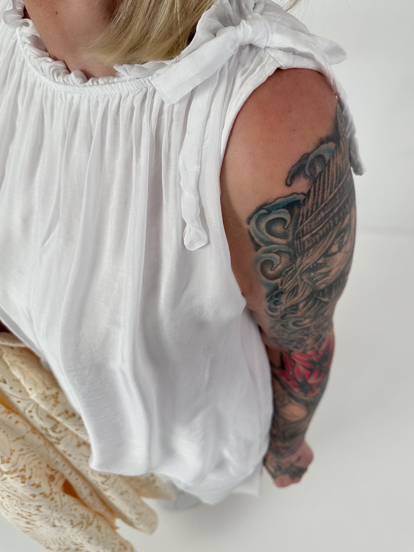 Seidentop mit Rüschenkragen und Schleife - weiss