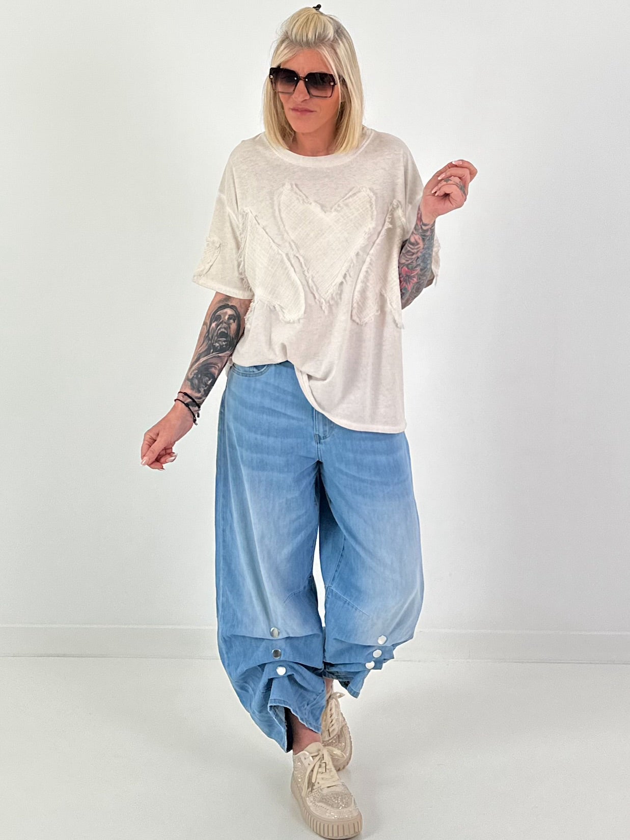 T-Shirt mit Herz-Applikationen - beige