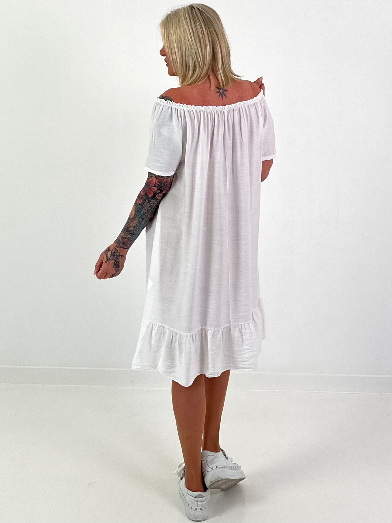 Dress with short sleeves and flounce - white