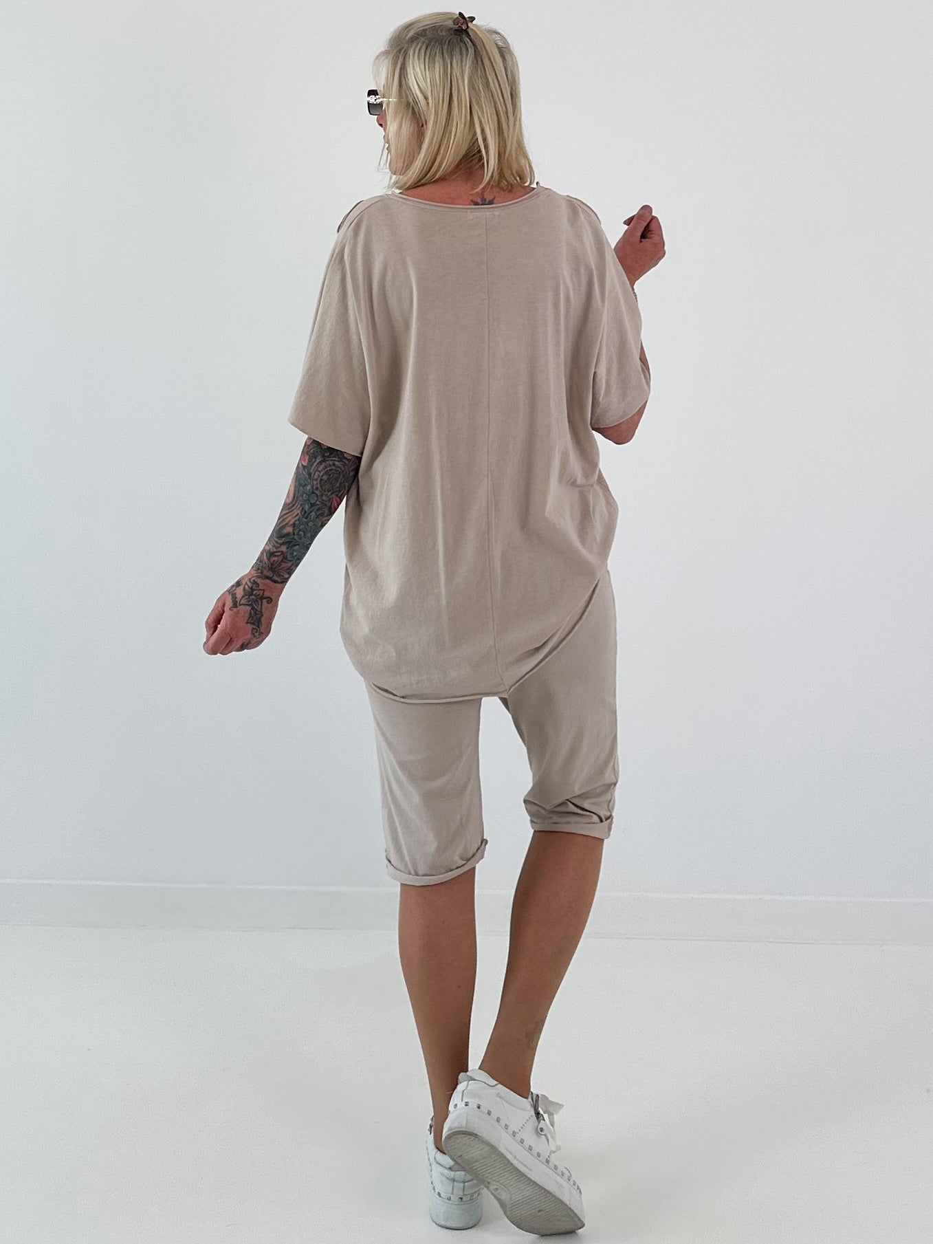 T-Shirt mit Häkelstern-Nieten-Cut-Outs - beige