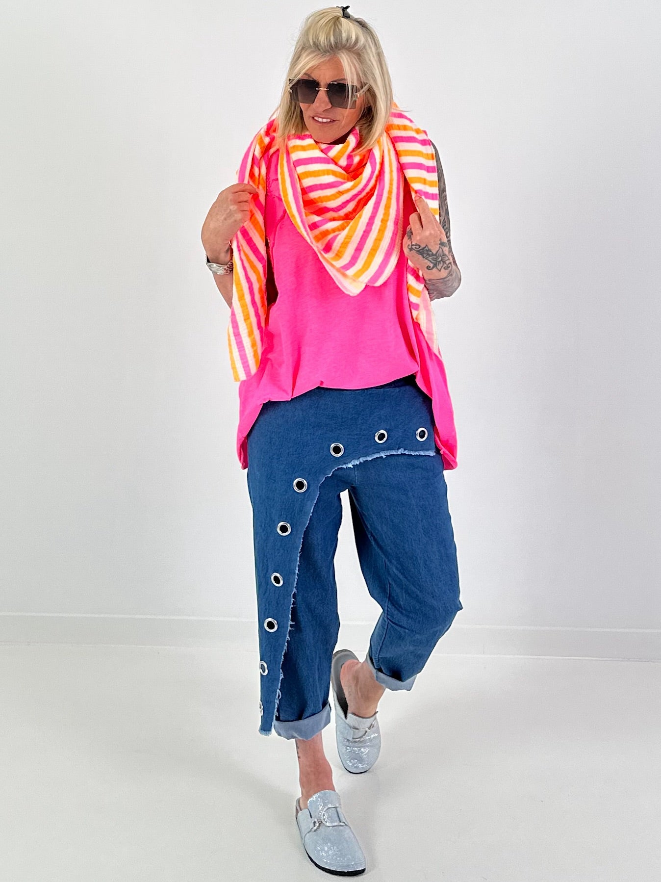 Oversized Top mit silbernen Ösen - neonpink