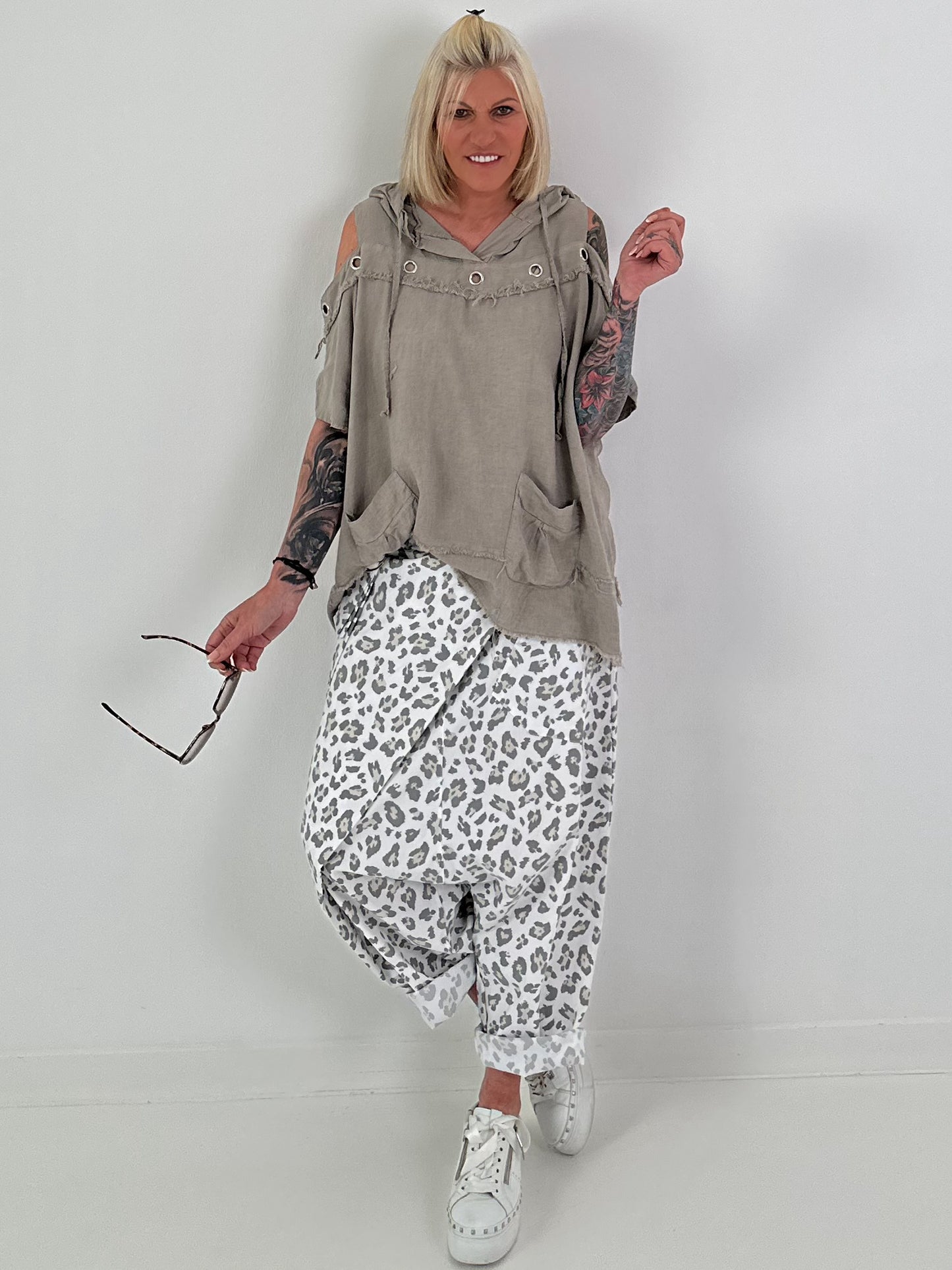 Leinen Shirt mit Ösen und Schulter Cut-Outs - taupe