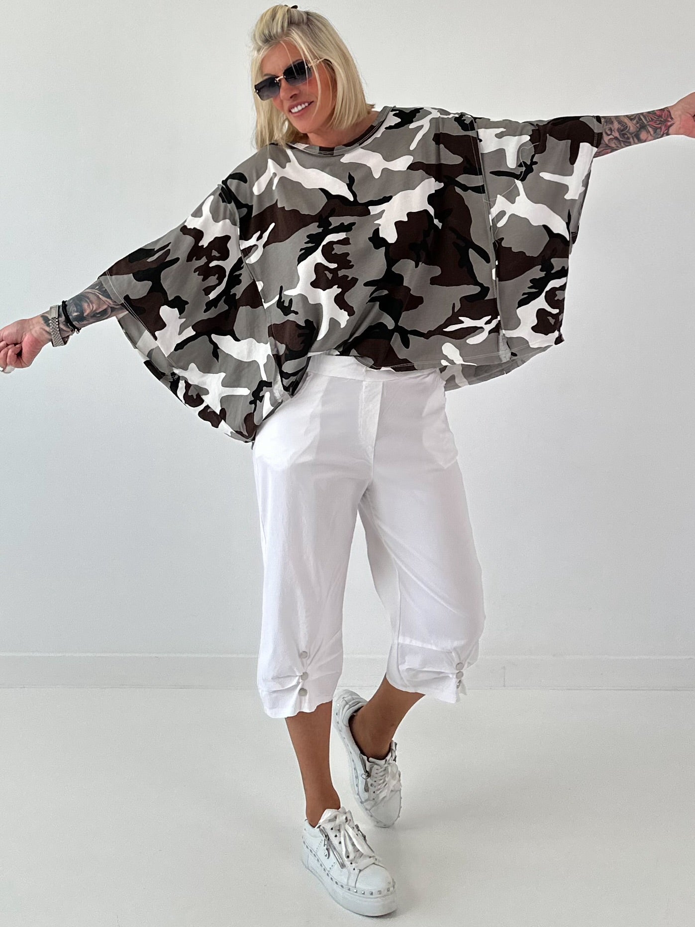 Sweatshirt model "Lace Whisper" - beige