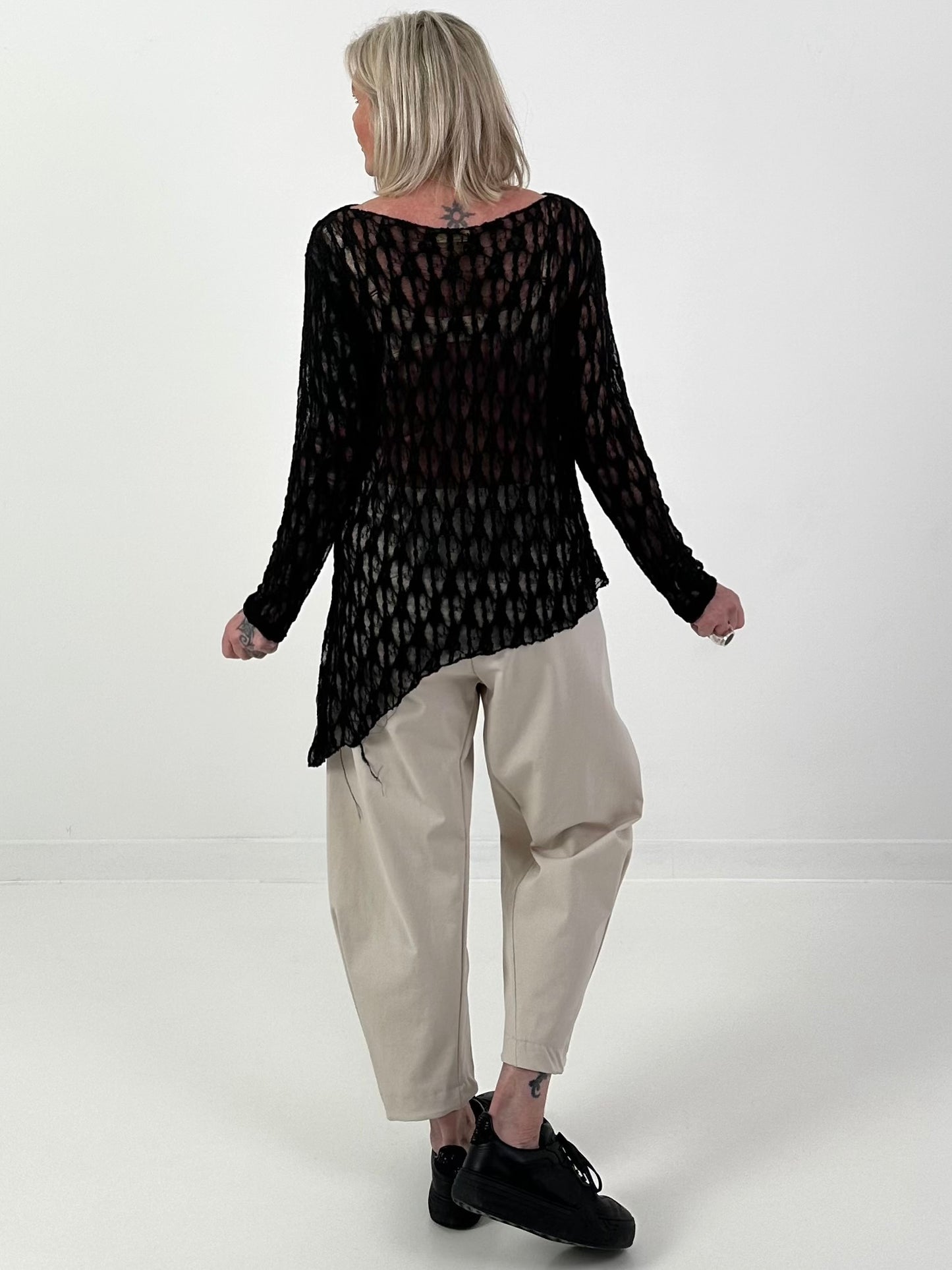 Asymmetrisches Spitzenshirt mit Muster - schwarz