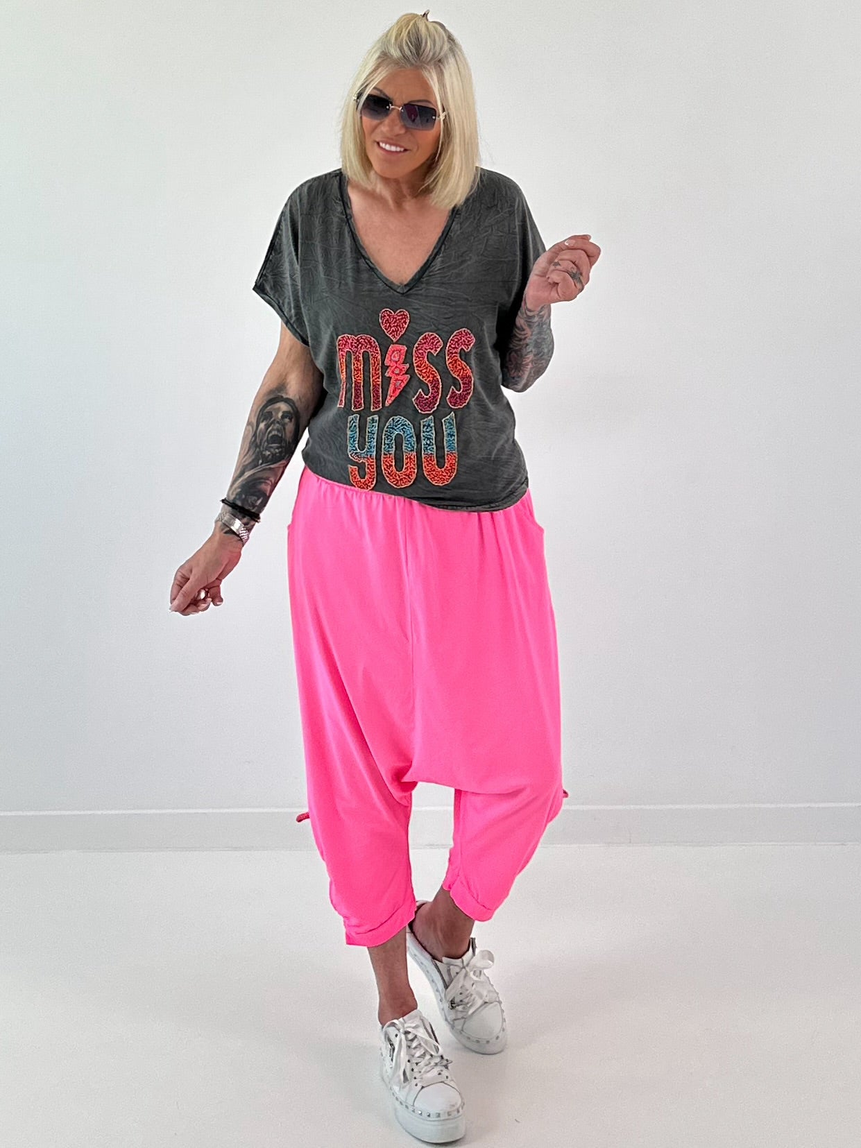 T-shirt met geborduurde pareltekst - antraciet