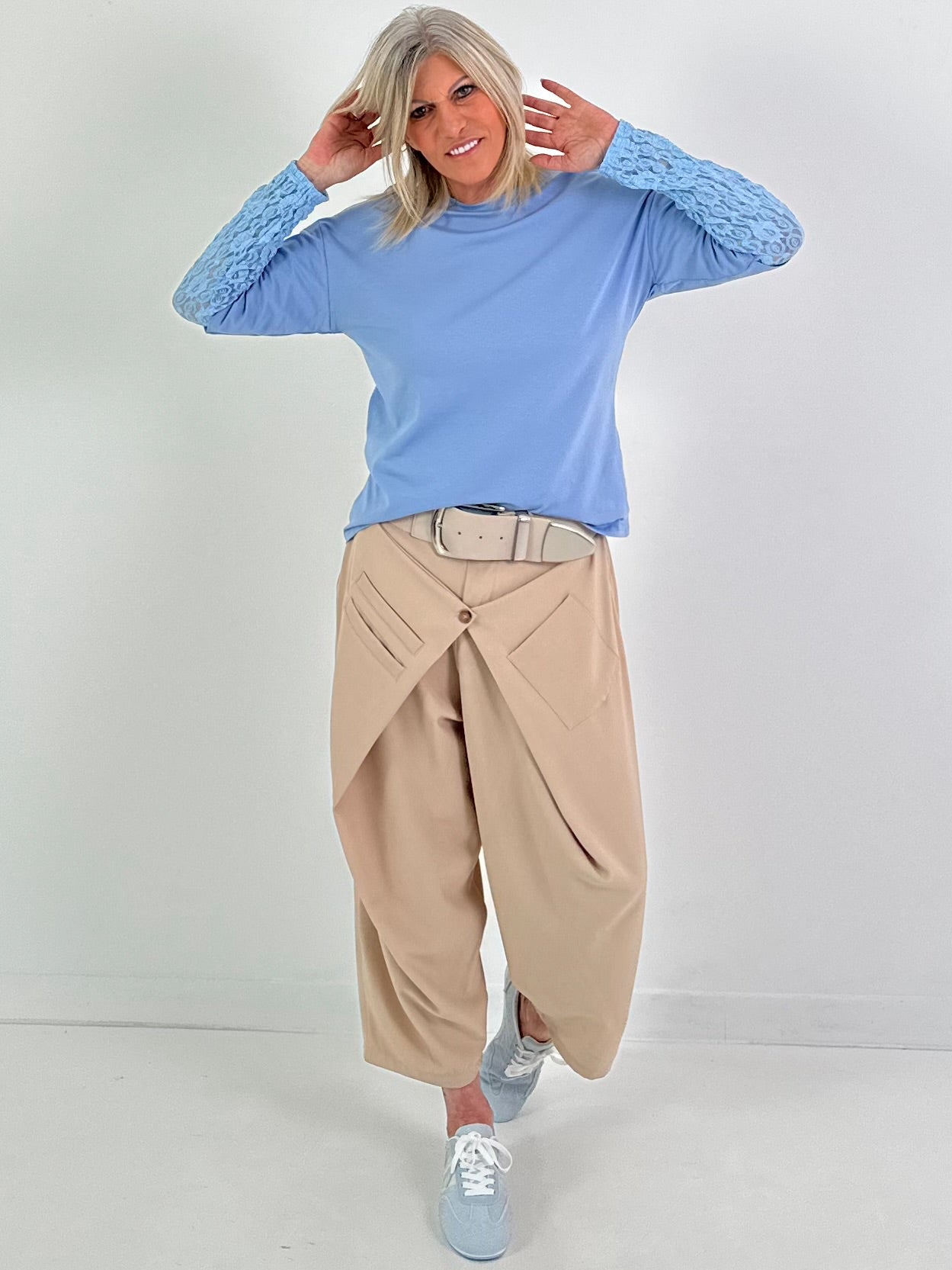 Shirt mit Spitzenärmeln - hellblau