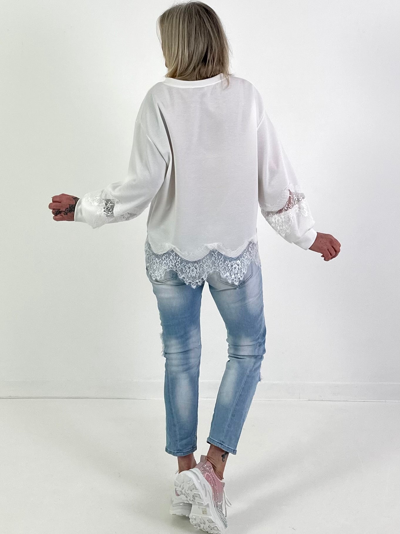 Sweatshirt Modell "Lace Whisper" - weiss