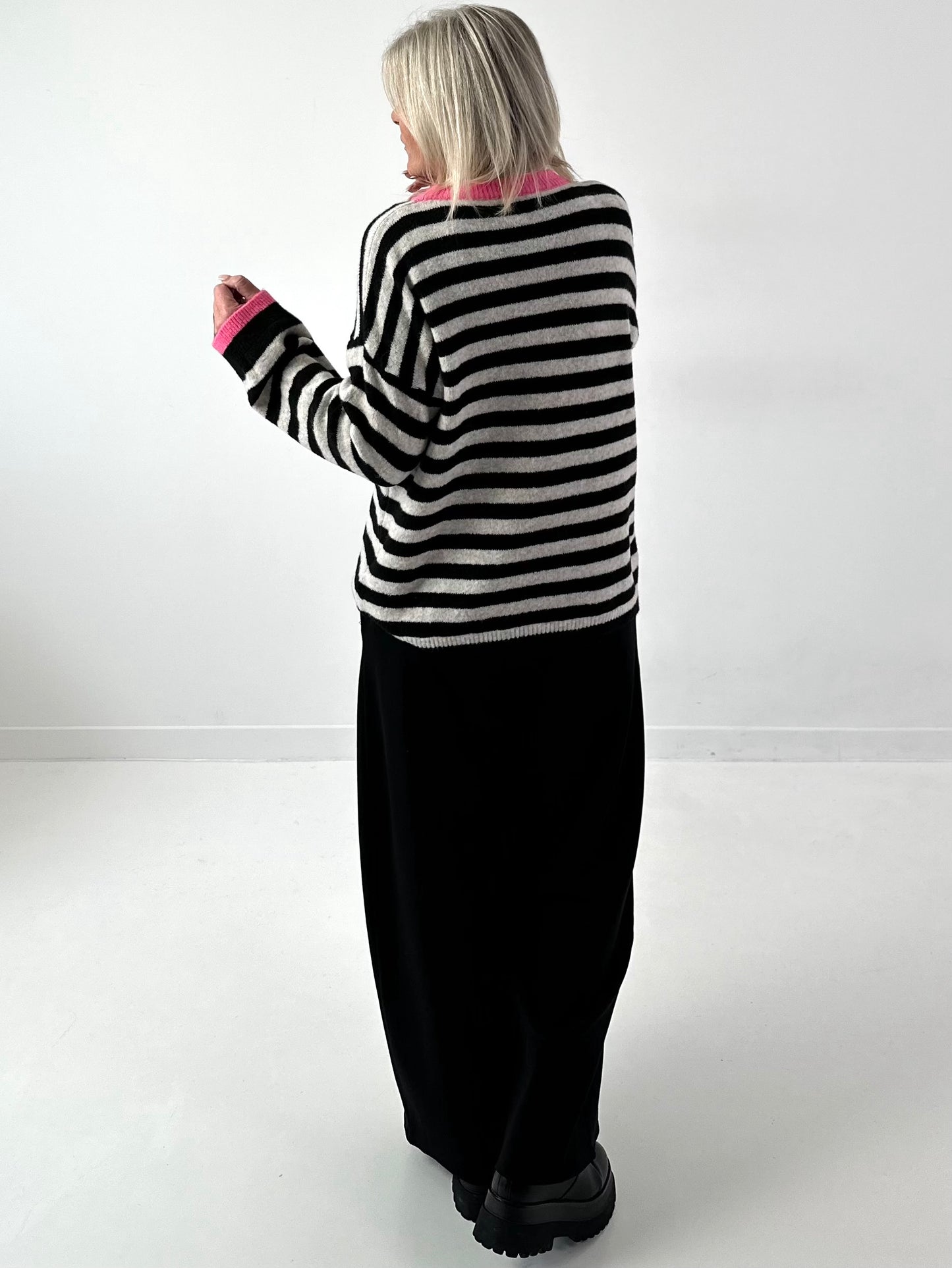 Trui model "Stripe Pop" - zwart en gestreept