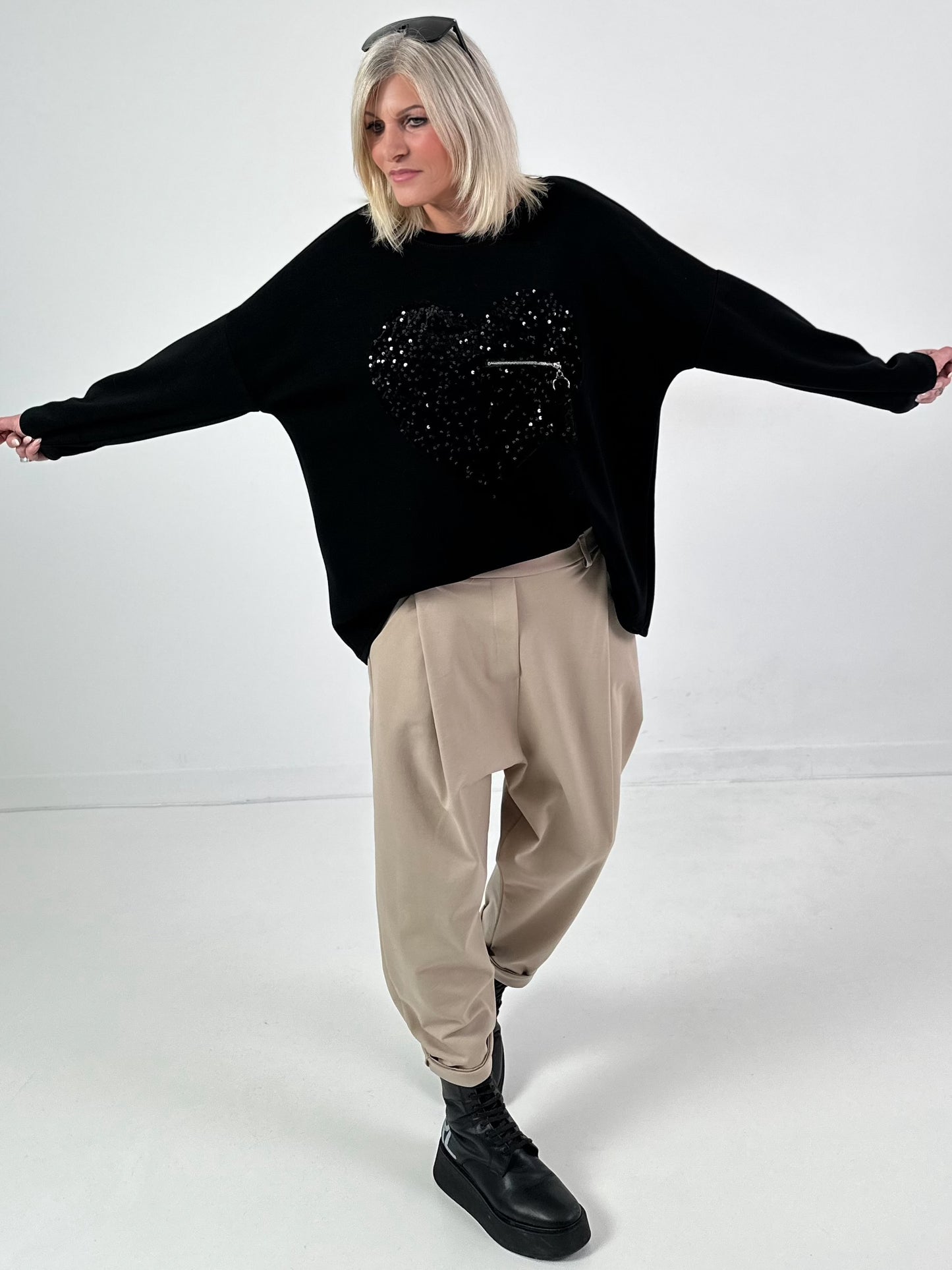 Sweatshirt model "Hidden Heart" - black