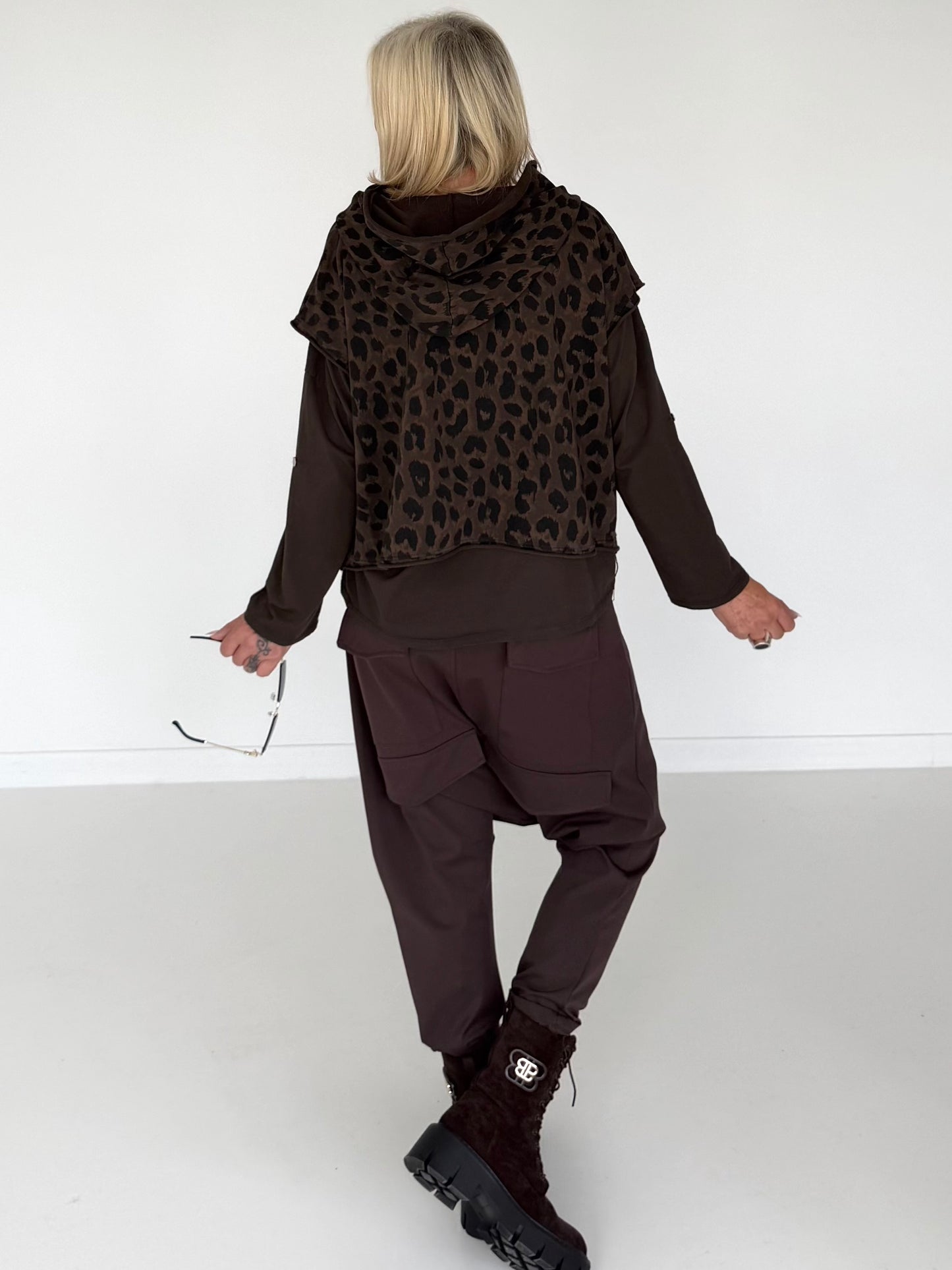 Kurzarm-Hoodie mit All Over Leo-Print - mokka