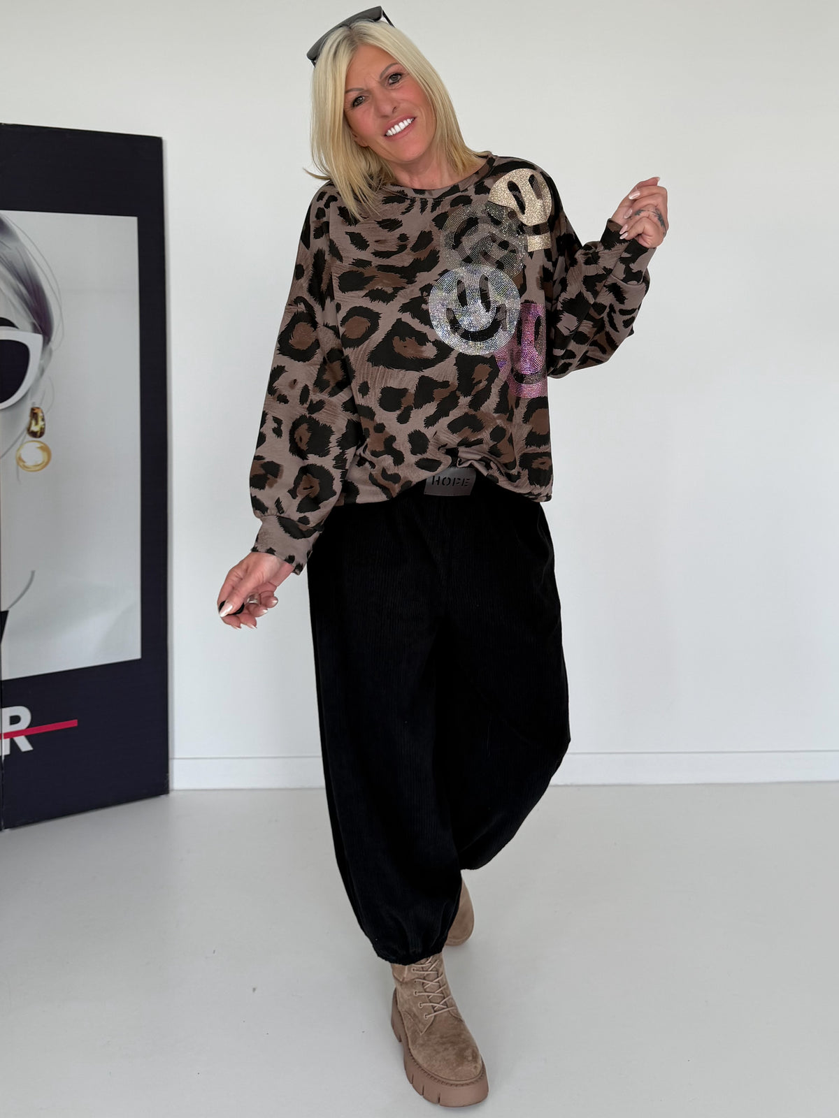 Sweater im Allover-Leo-Print mit Strass- und Glitzer Smileys - taupe-mehrfarbig
