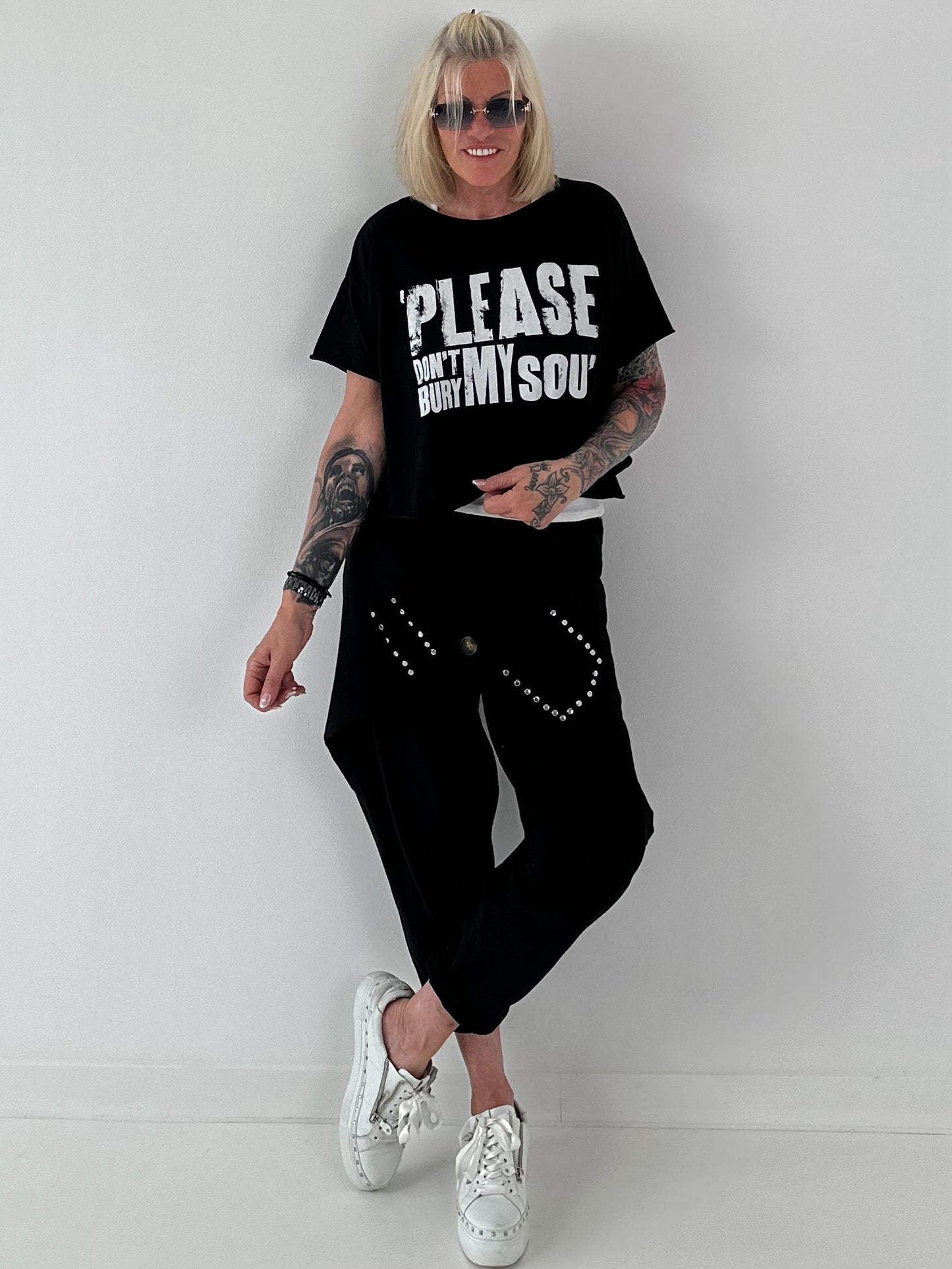 Kurzes Kastiges Shirt mit Print - schwarz
