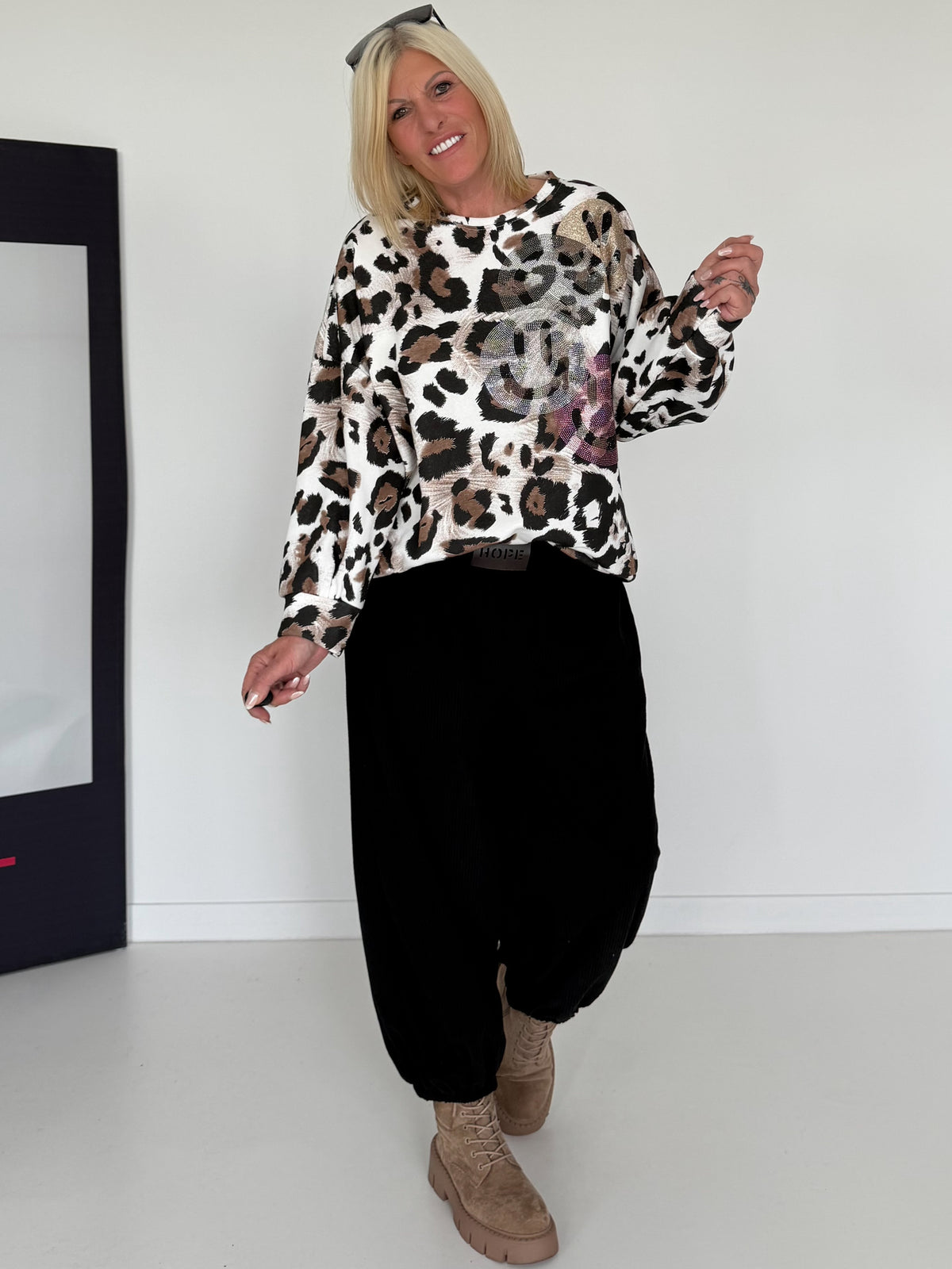 Sweater im Allover-Leo-Print mit Strass- und Glitzer Smileys - weiss-mehrfarbig