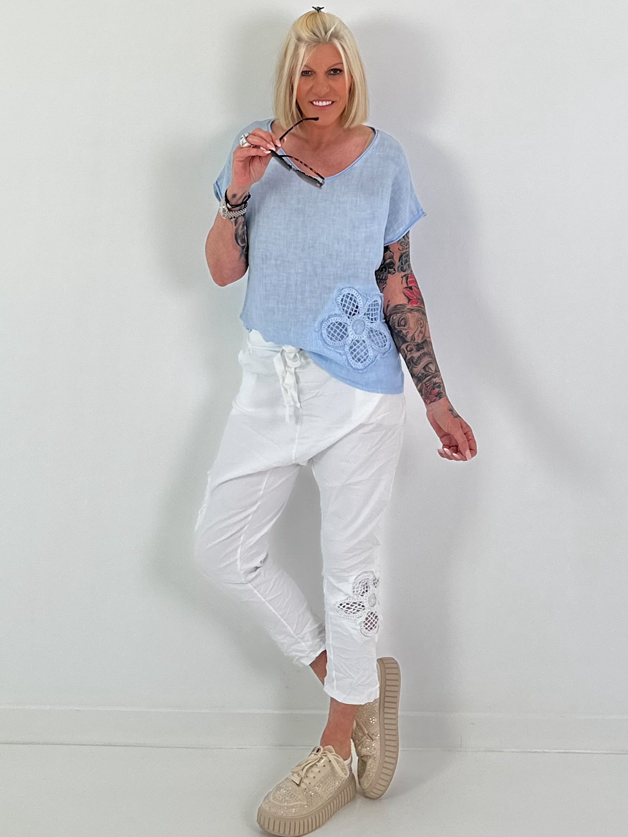 Leinen Shirt mit floralem Häkeleinsatz - hellblau