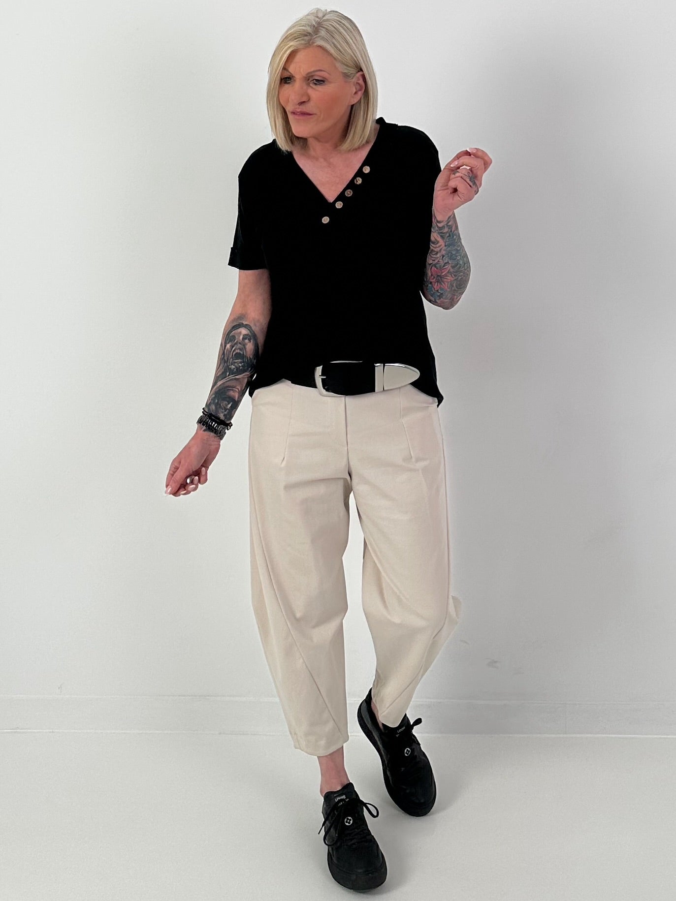 T-Shirt in Rippoptik mit V-Neck und Knopfdetails - schwarz