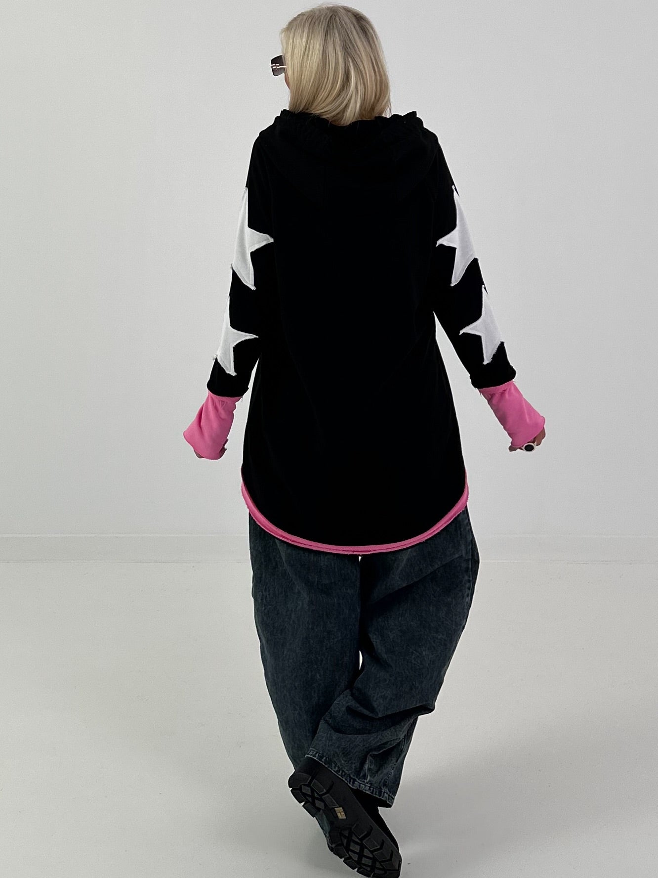 Lässiger Long Hoodie mit Daumenloch und trendigen Sternenelementen - schwarz