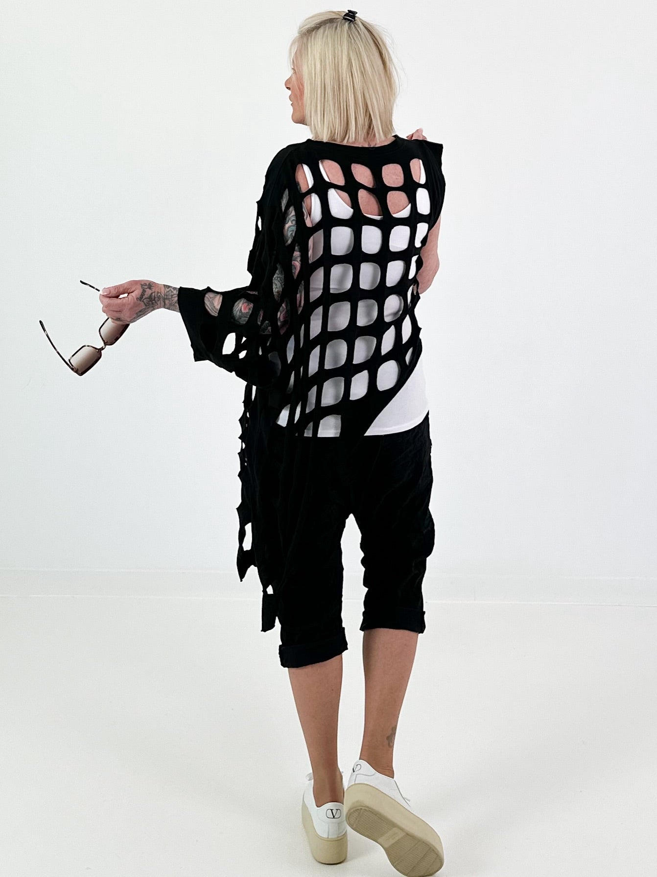 Shirt mit All-Over Cut-Outs und Ösen - schwarz ( lieferbar ab 11.05.26)