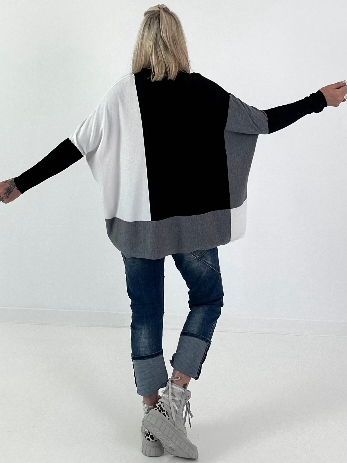 Oversized Feinstrickpullover mit Stulpenärmeln - schwarz-weiss-grau