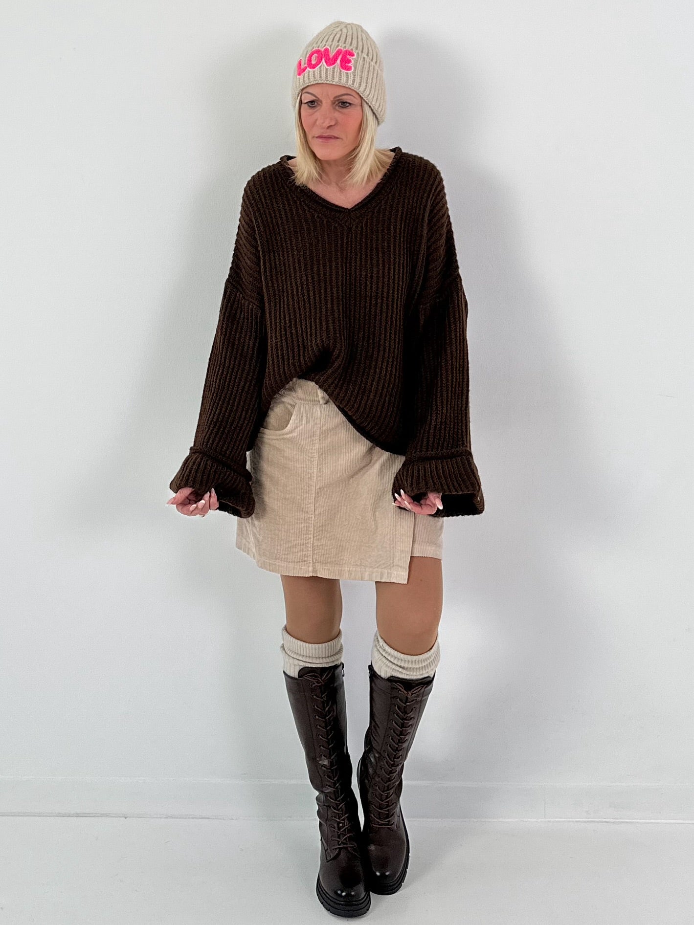 V-neck pullover with wide sleeves, model "Soft Horizon" - brown