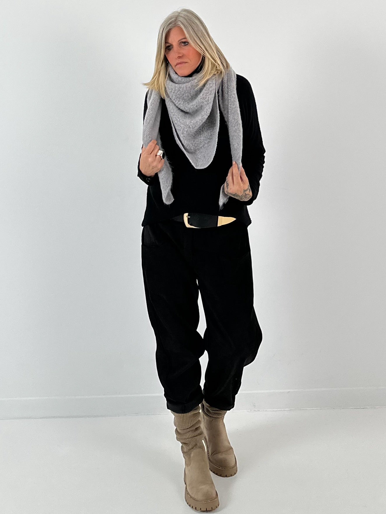 Driehoekige sjaal model "Fluffory" - lichtgrijs