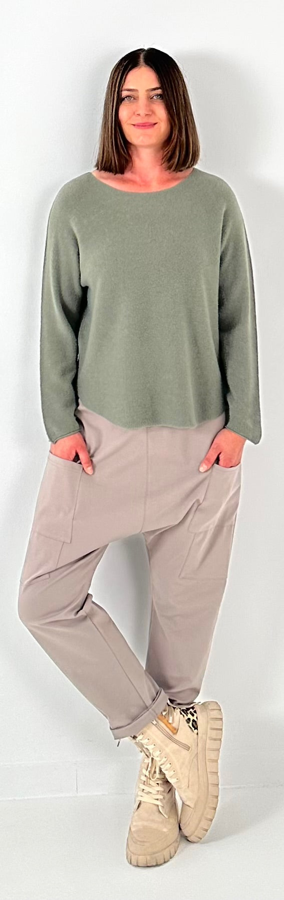 Trui met linkernaad op de mouwen model "Soft Line" - olijfgroen