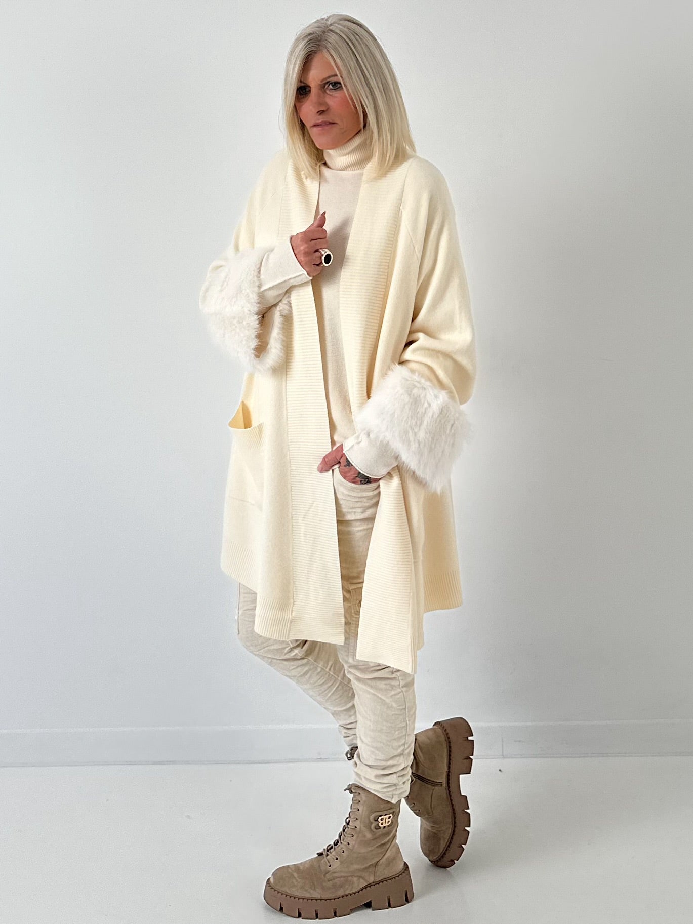 Elegant cardigan with fur trim model "Furry Touch" - ecru