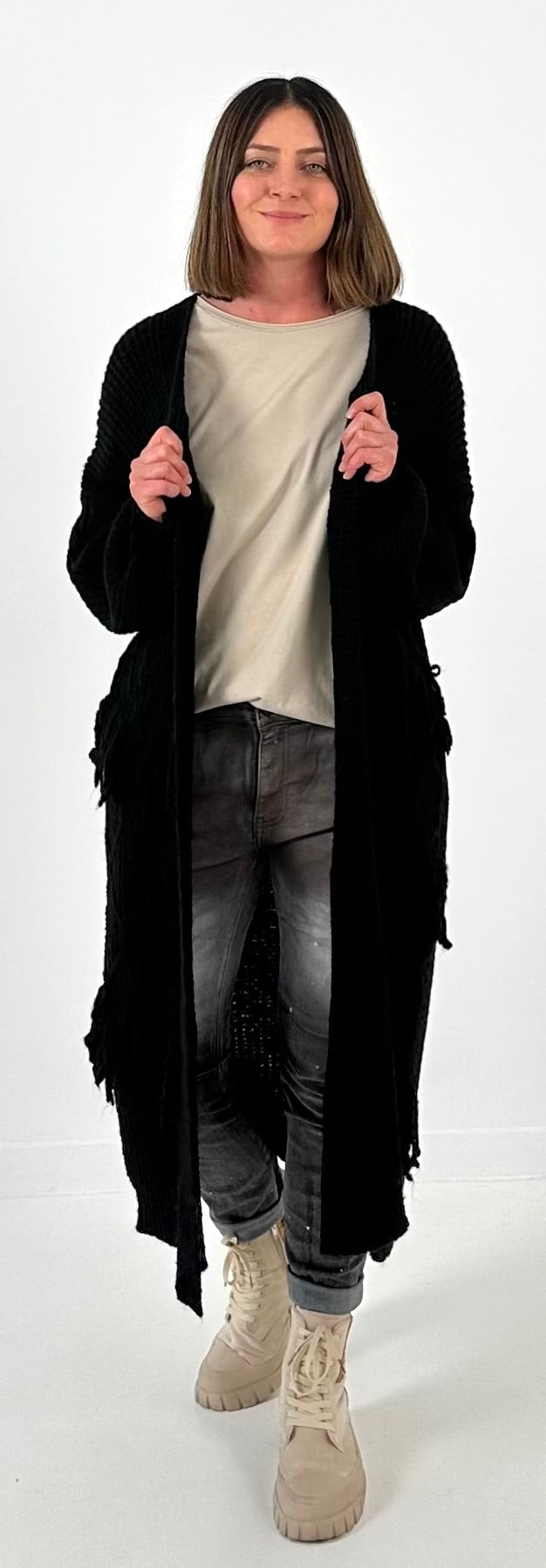 Gebreide jas met franjedetails, model "Wool Whisper" - zwart