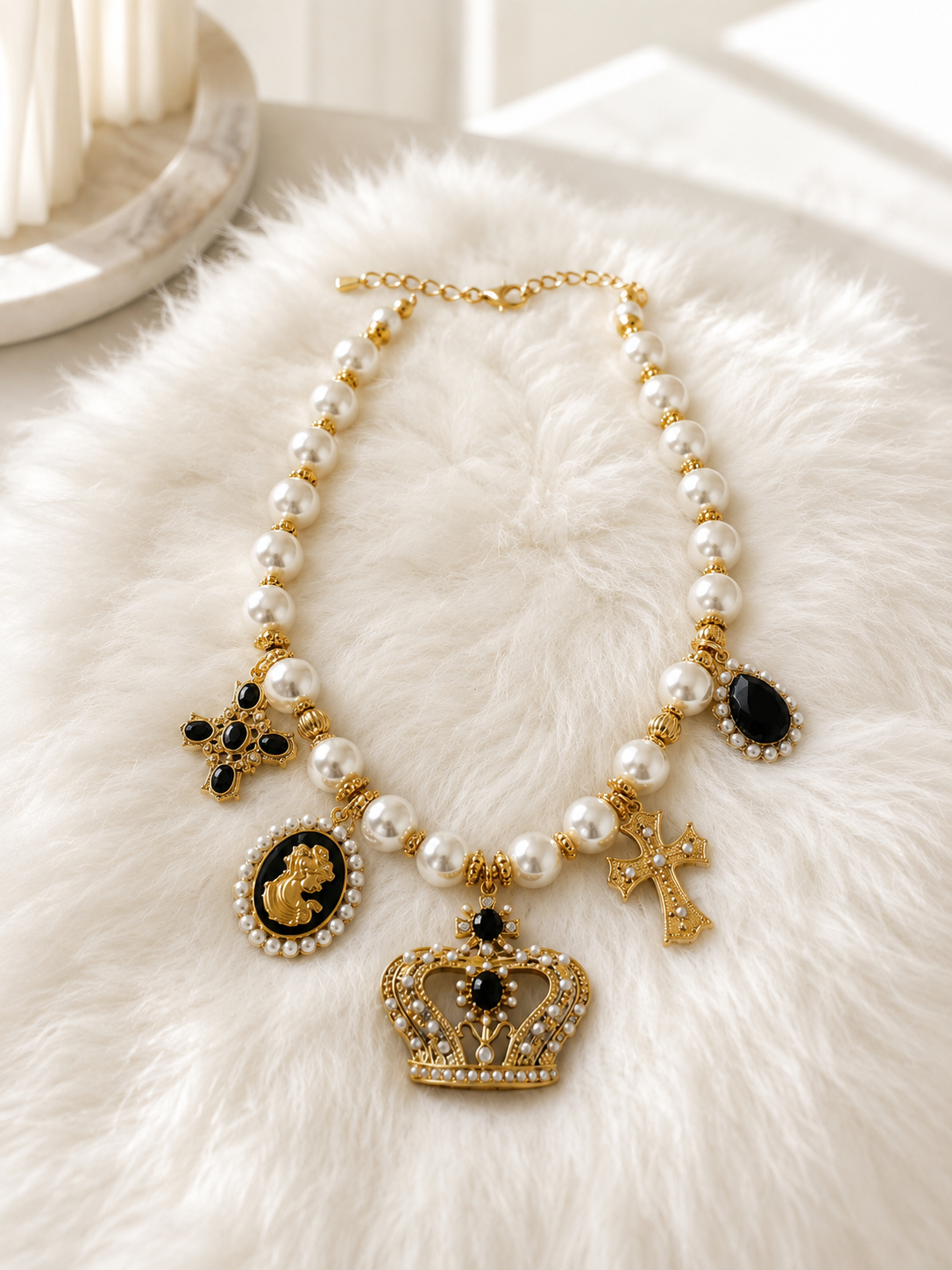 Statement Kette mit Zierperlen und Krone - weiss-gold-schwarz