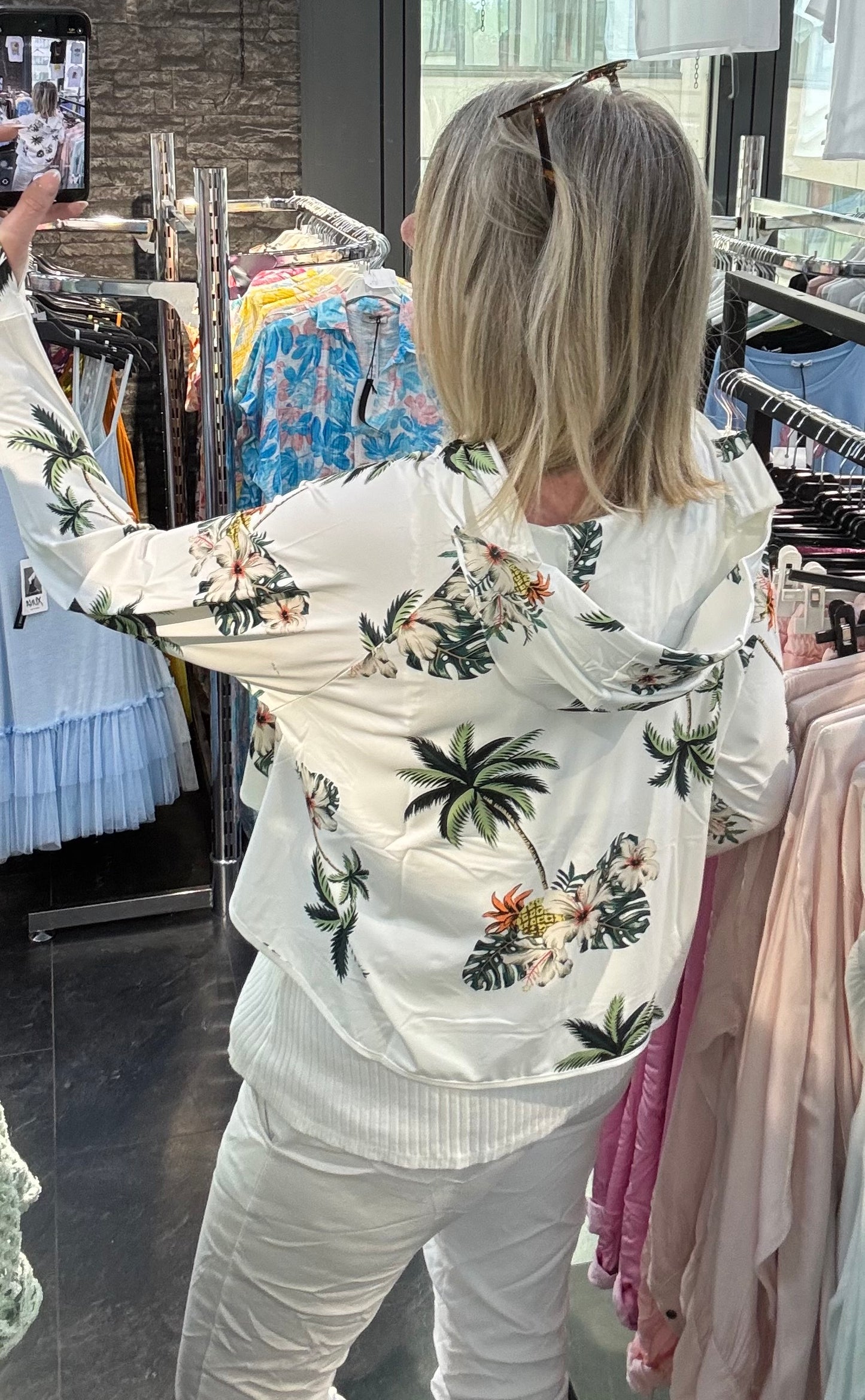 Kurze Jacke mit Kapuze und raffinierten Details Modell "Palm Springs" - weiss-mehrfarbig