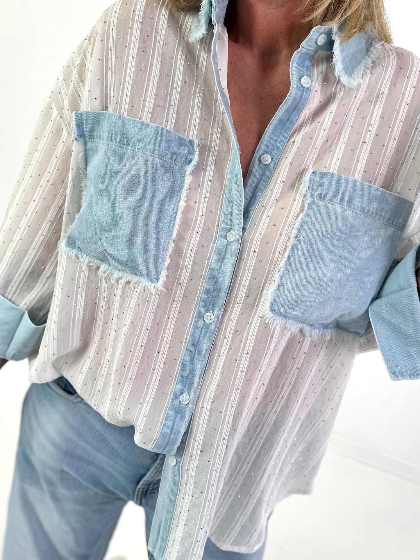 Bluse mit Strasssteinen und Denim-Details - weiss-denim