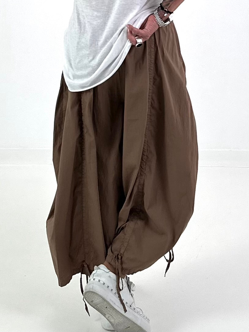 Balloon trousers with gathering seams - chocolate