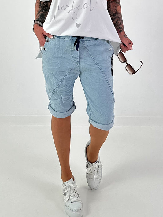 Kurze Baggy Jeans mit Ösen-Details - hellblau