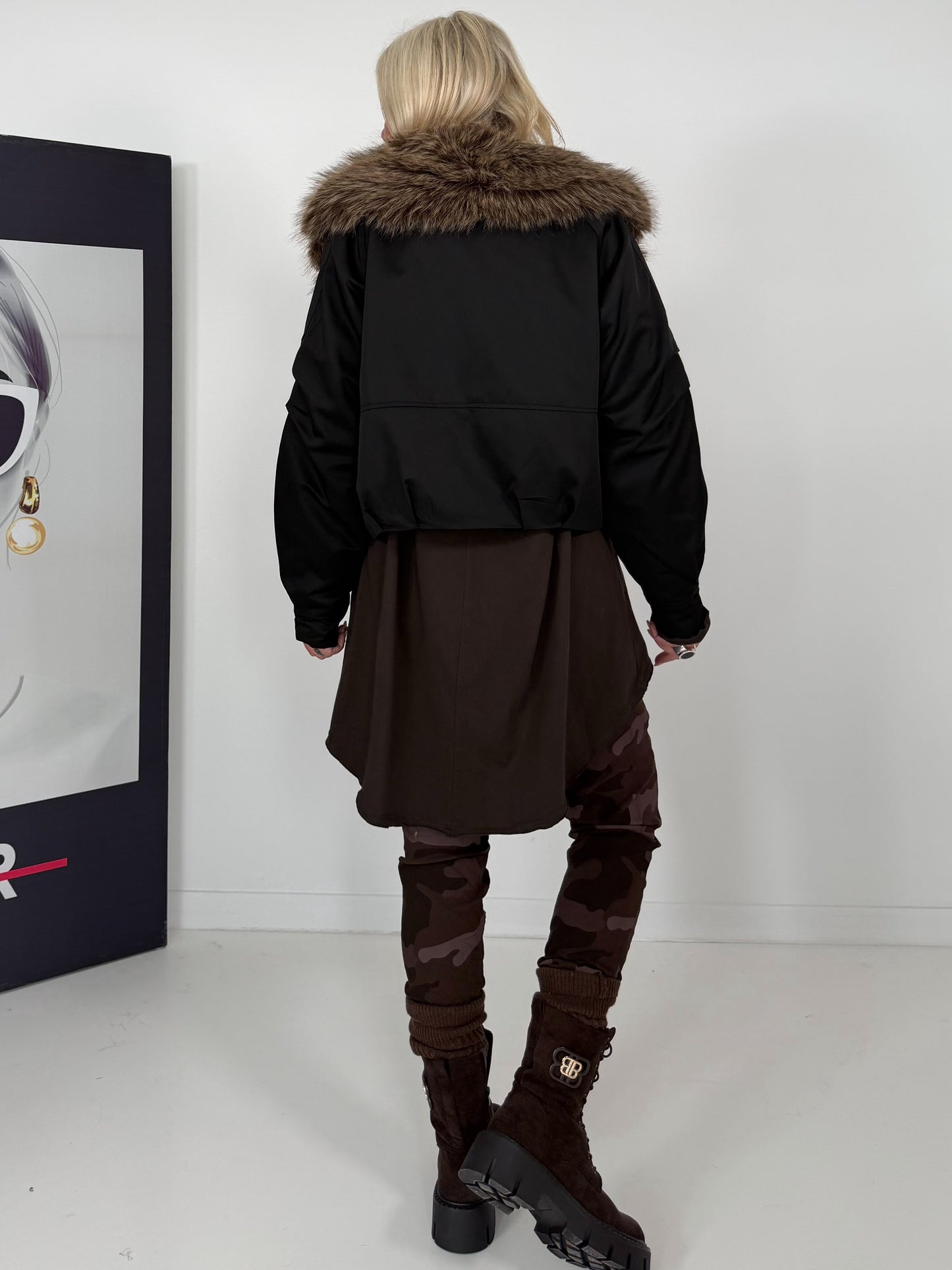 Jacke mit kuscheligem Fellkragen - schwarz