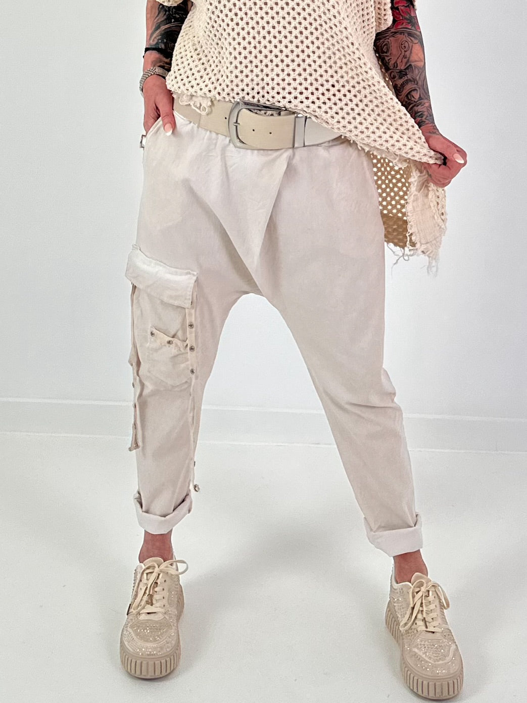 Baggy Hose mit aufgesetzter Cargo Tasche - beige