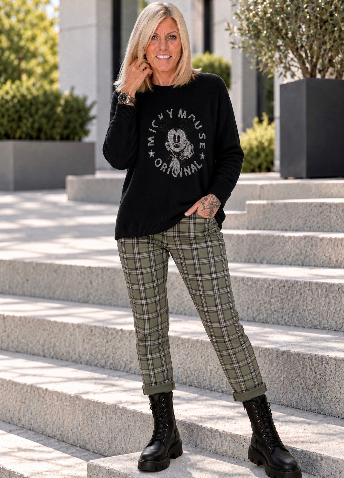 Pullover mit Strass-Comic-Motiv - schwarz
