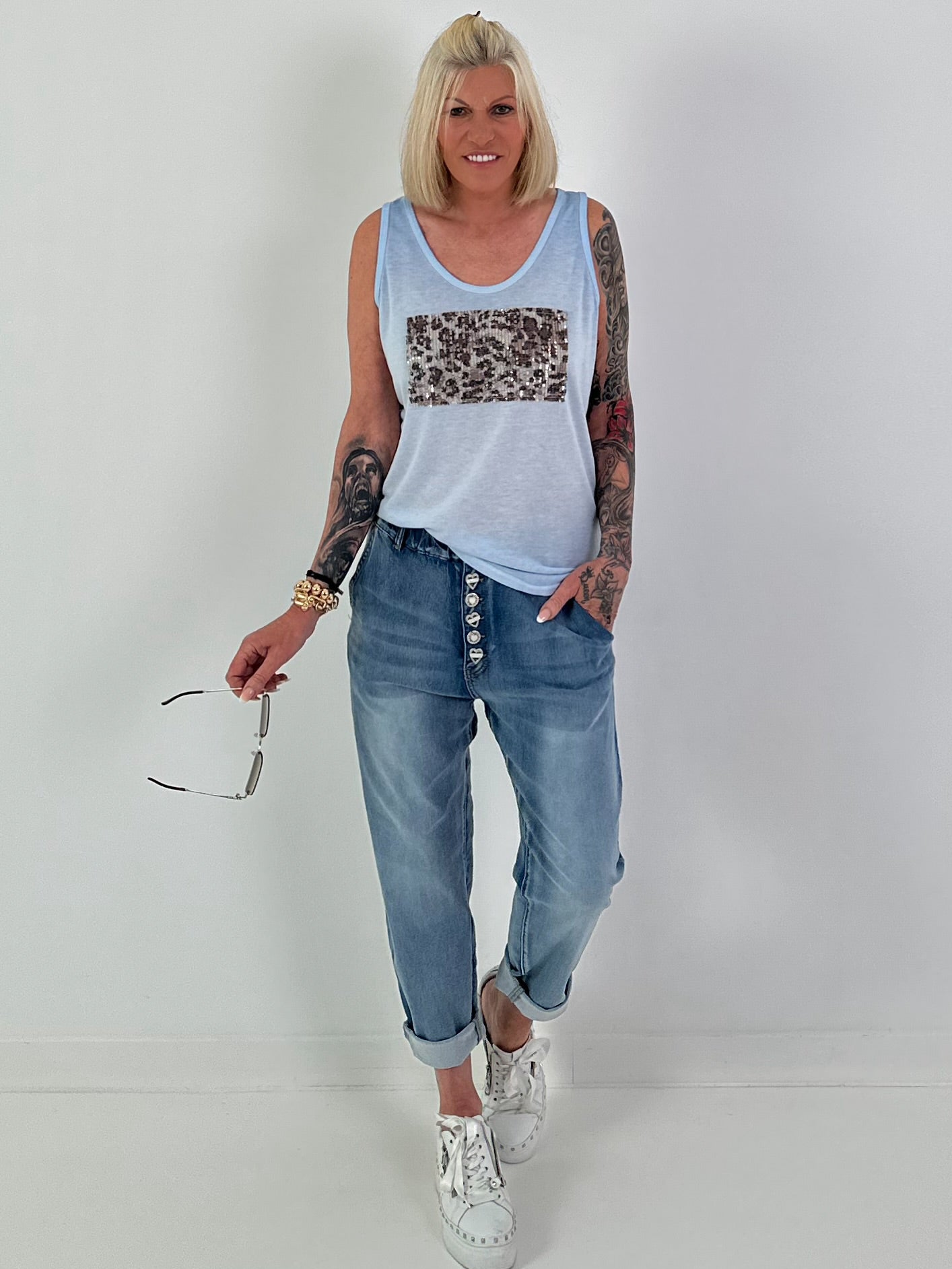 Feinstrick Top mit Leo Patch - hellblau