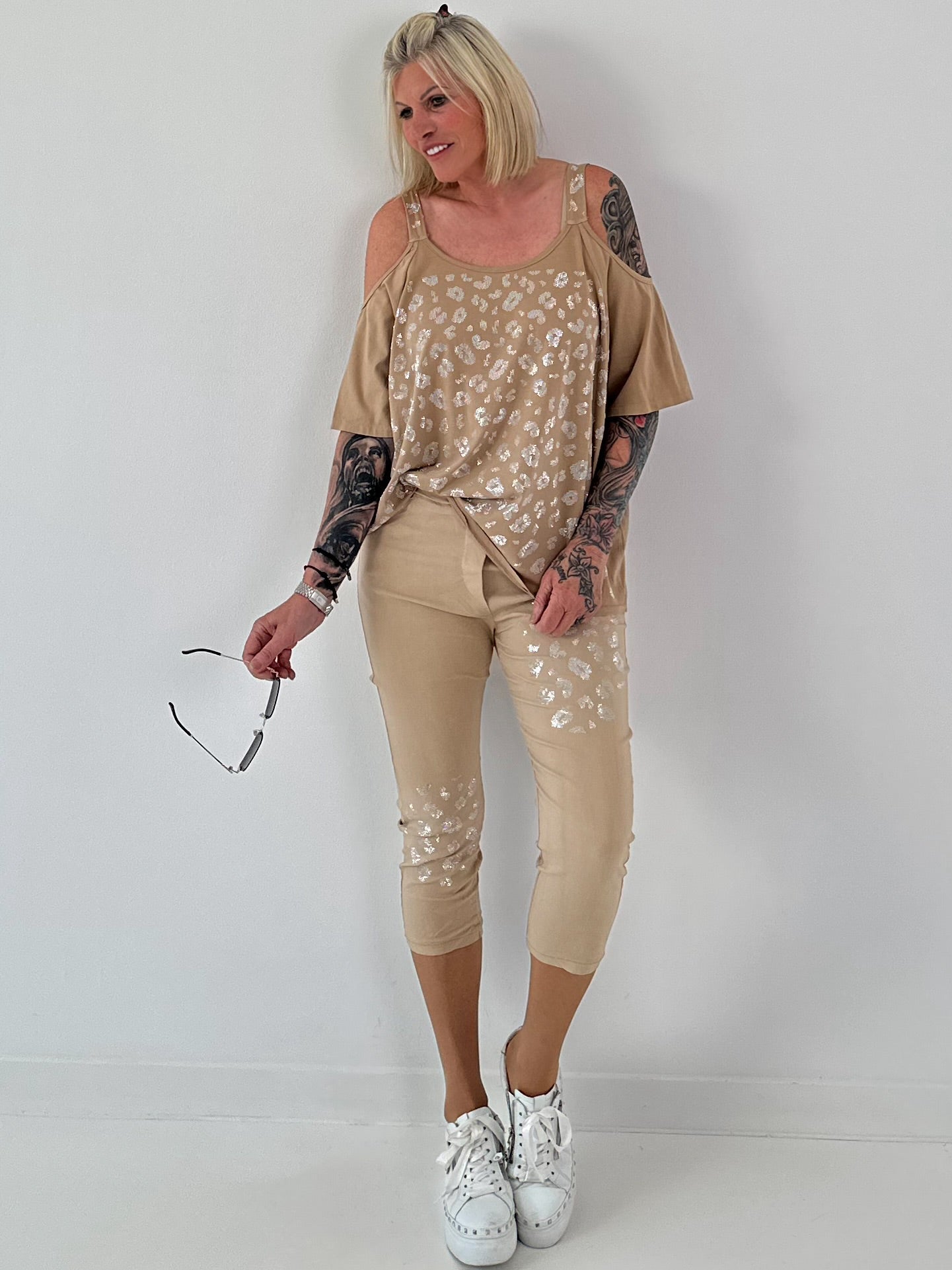 Shirt mit Cold Shoulder und Leo Strass - camel