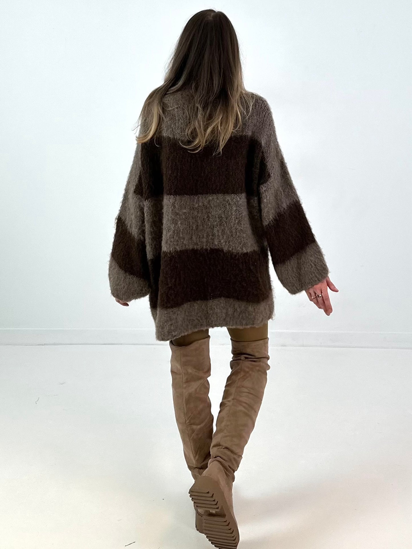 Lange trui/jurk model "Velvet Flow" - koffie-taupe