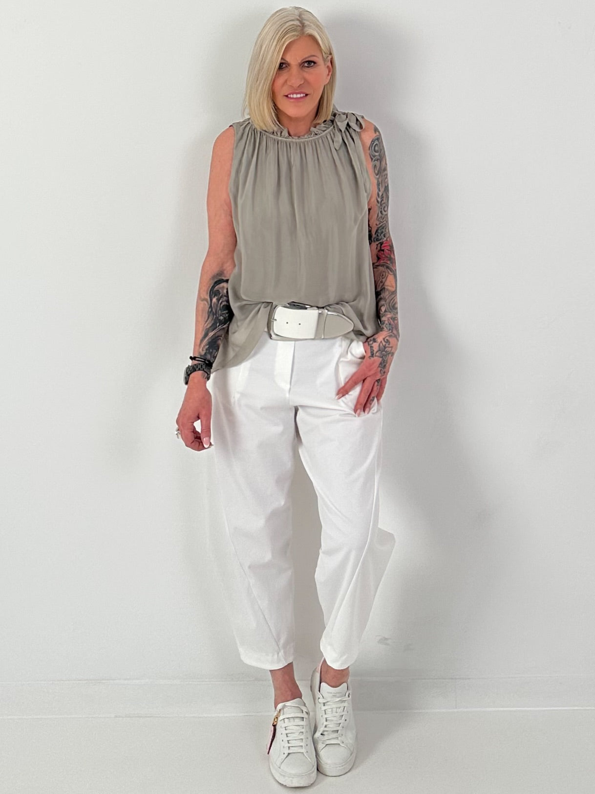 Seidentop mit Rüschenkragen und Schleife - taupe