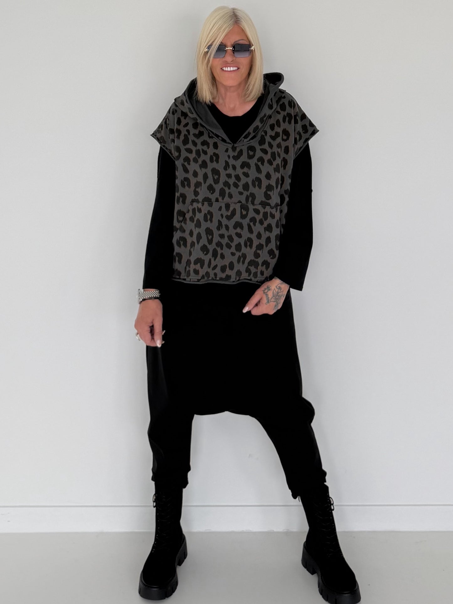 Kurzarm-Hoodie mit All Over Leo-Print - anthrazit ( lieferbar ab ca 28.08.26)
