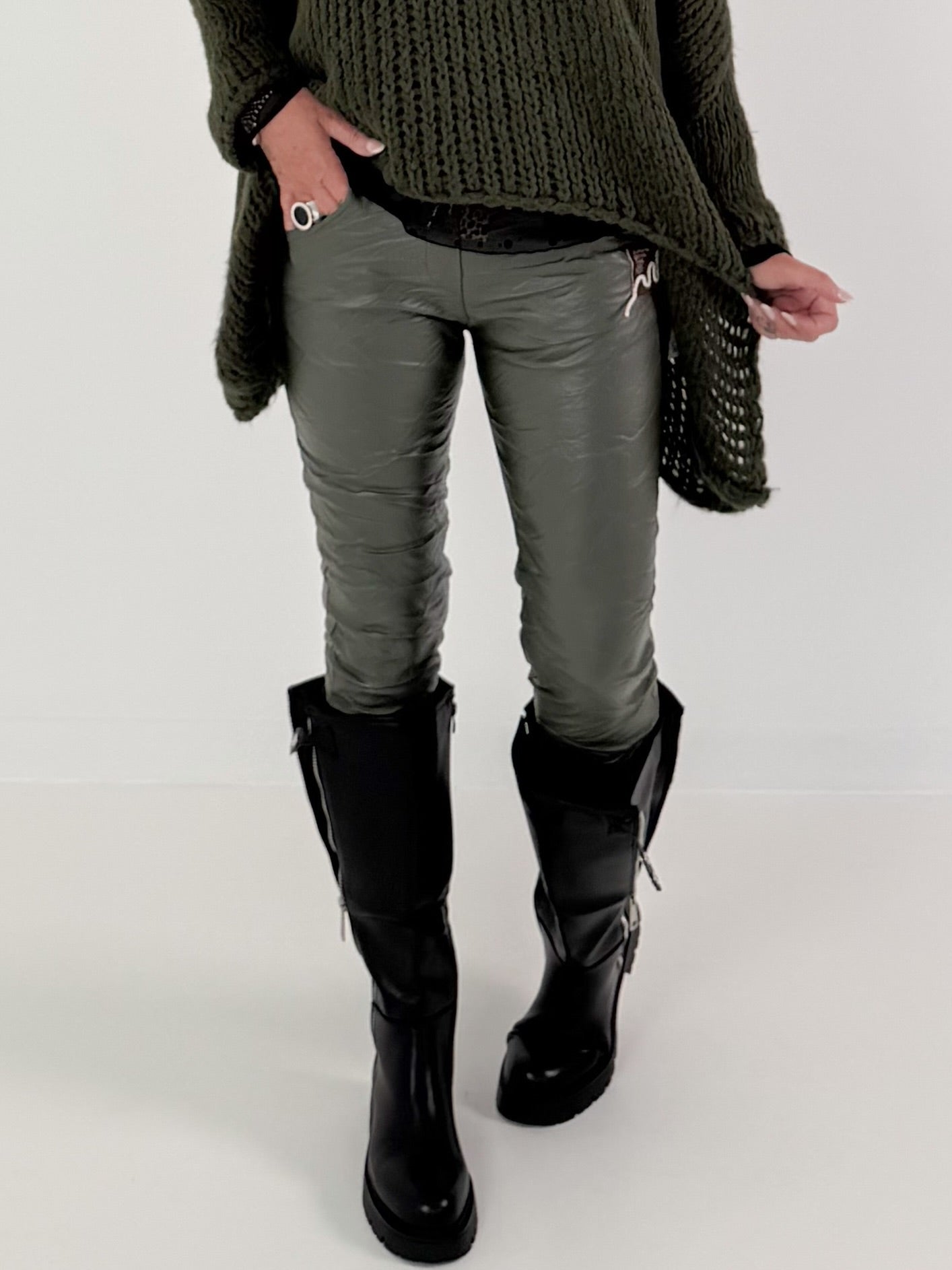 Vegane Lederhose mit Patch - oliv