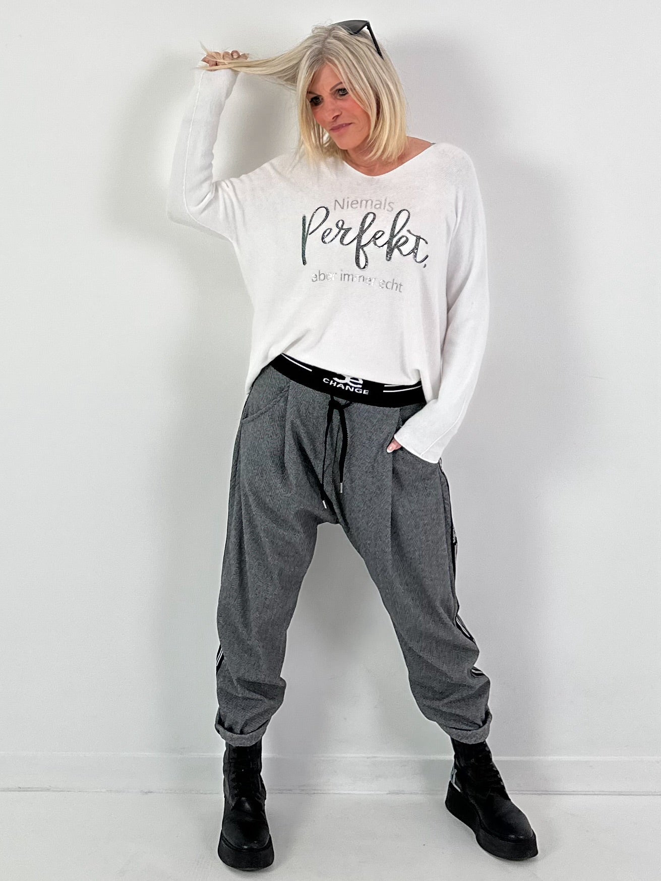 V-hals pullover model "Always Authentic" - wit