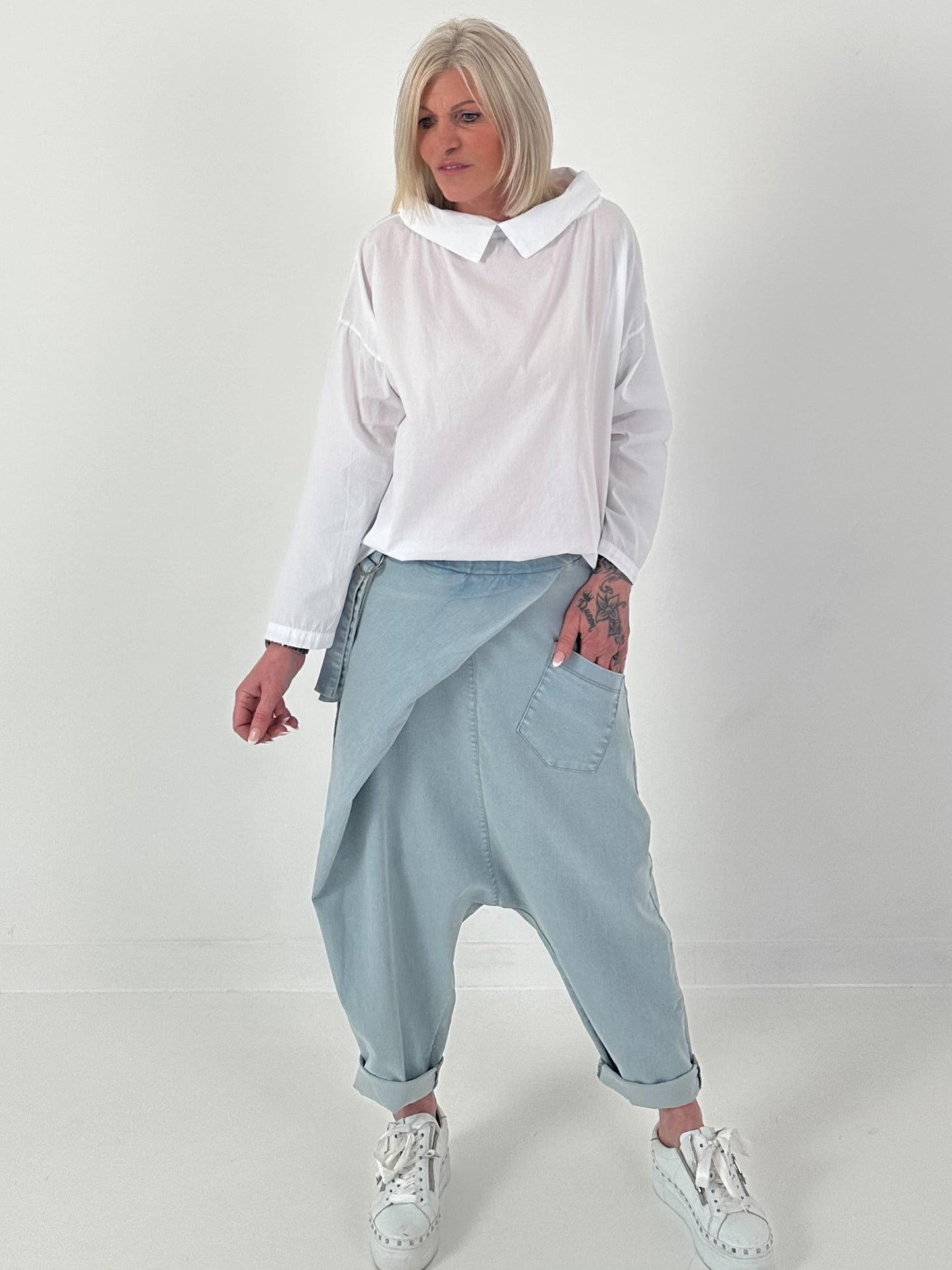 Baggy Jeans mit Überwurf - hellblau