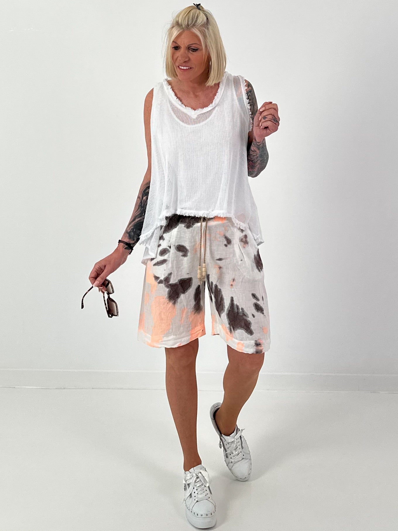 Leinen Short mit Batik Muster - weiss-neonorange-dunkelbraun