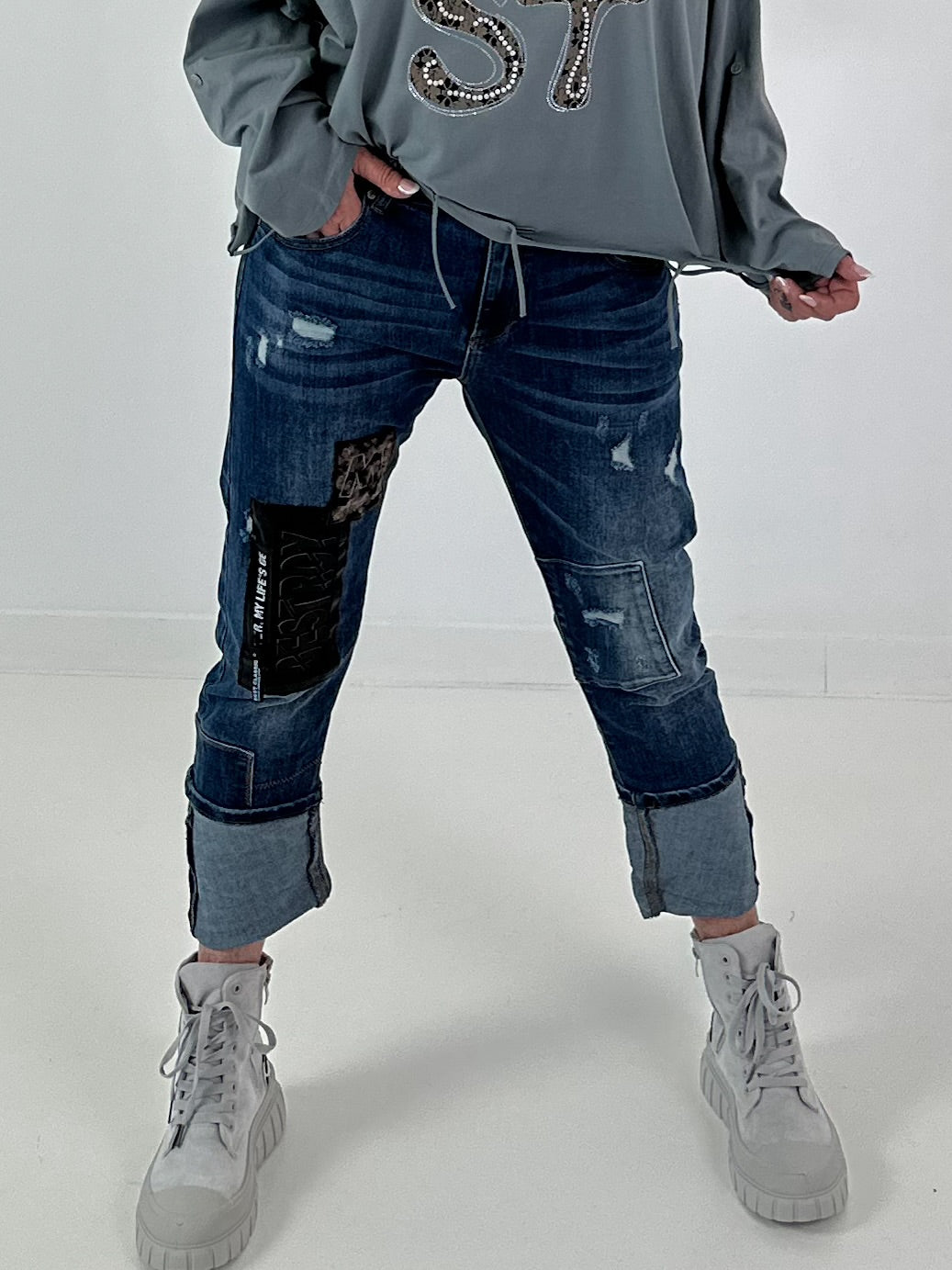 Destroyed Jeans mit aufwendigen Details - denim